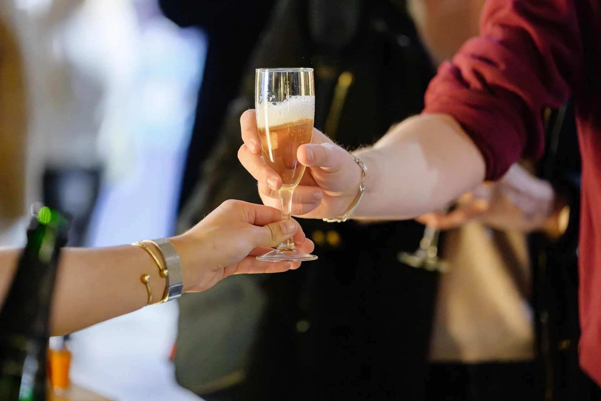 Toast entre participants lors de la soirée partenaires Legal2digital au cinéma Pathé Chavant