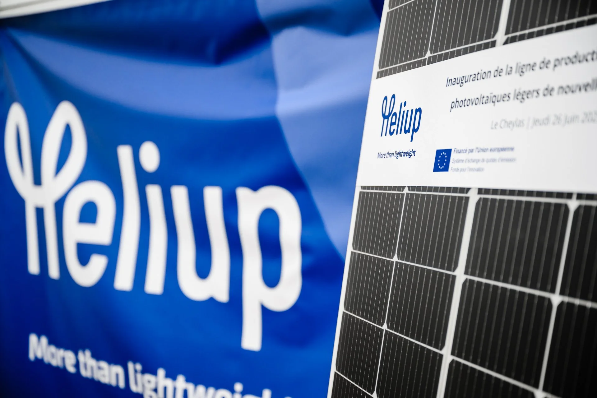 Panneau solaire Heliup exposé avec l’identité visuelle de l’inauguration de la ligne de production