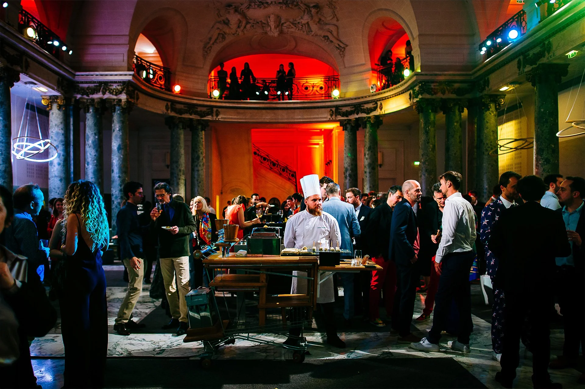 Ambiance lounge lors d’une soirée d’entreprise photographiée en reportage professionnel