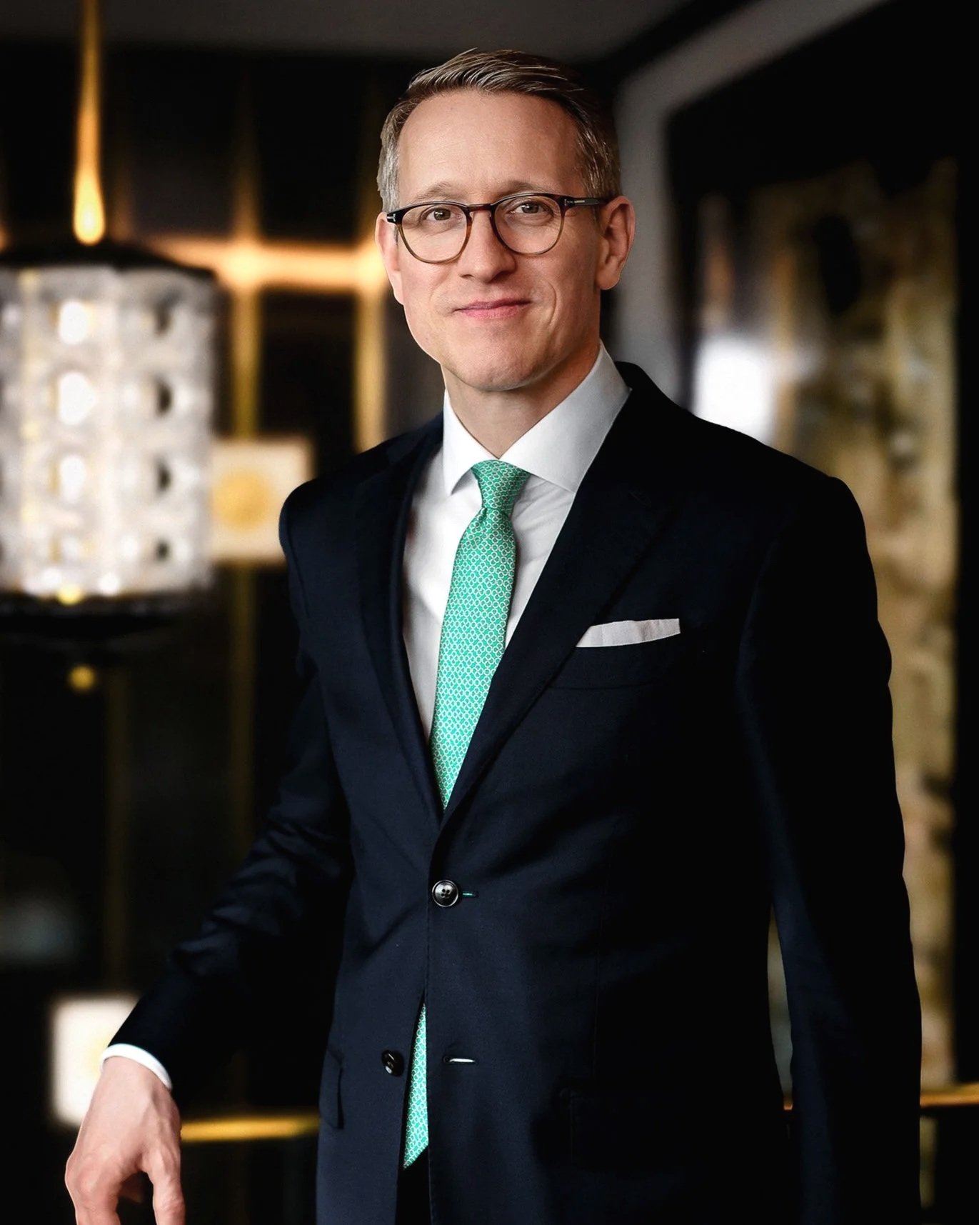 Portrait corporate de dirigeant d'entreprise dans son environnement