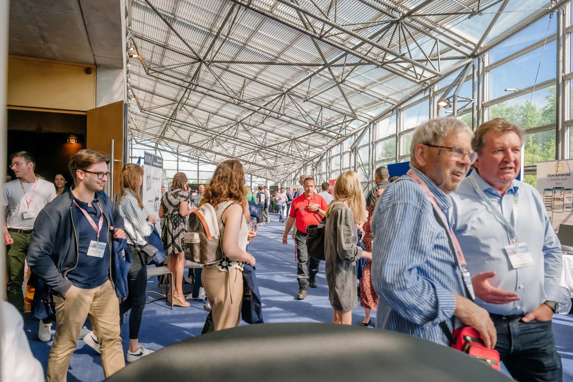 allée centrale d'un salon professionnel