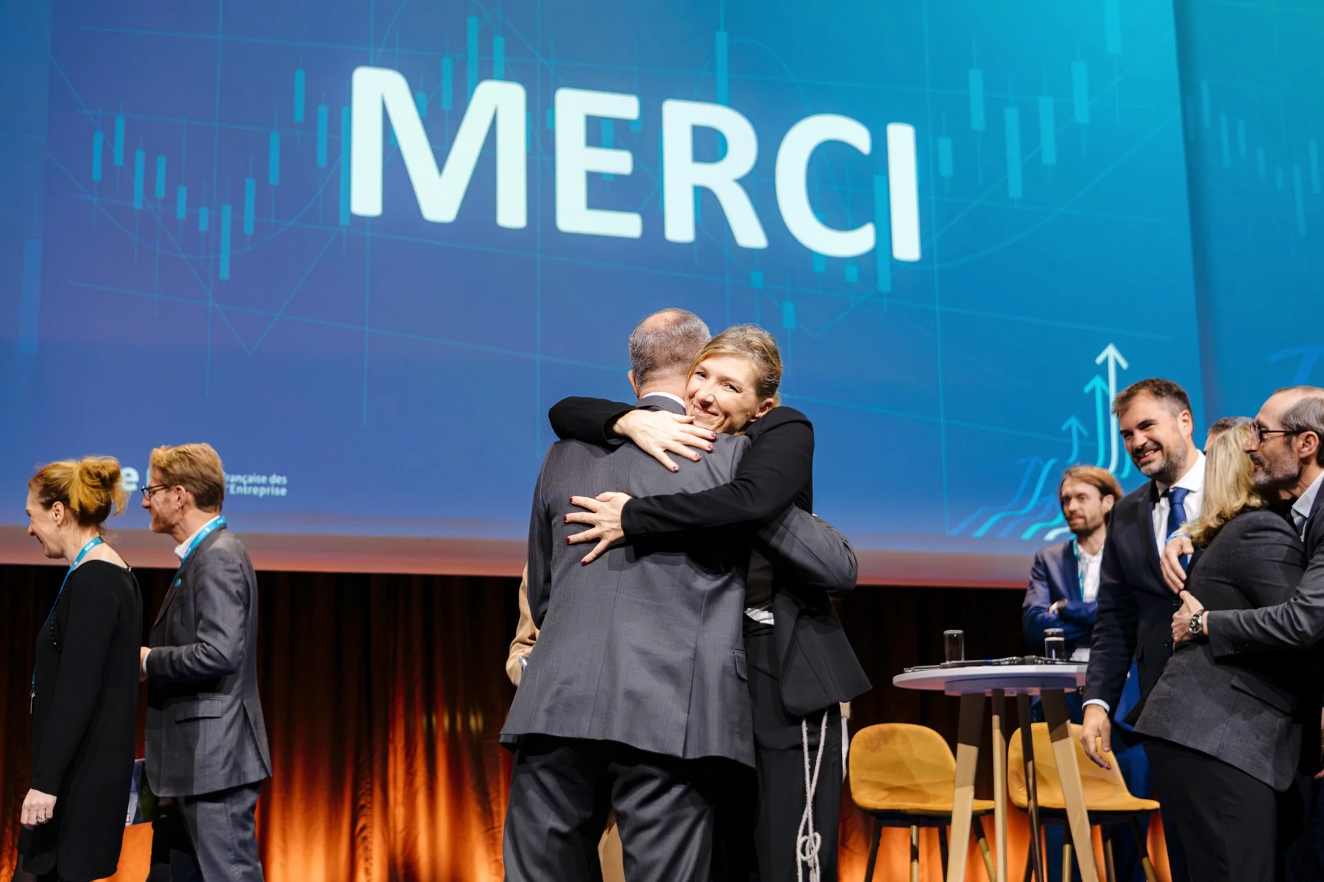 Équipe de l’AFTE se congratulant sur scène lors du message de clôture “Merci” aux Journées de l’AFTE 2025.