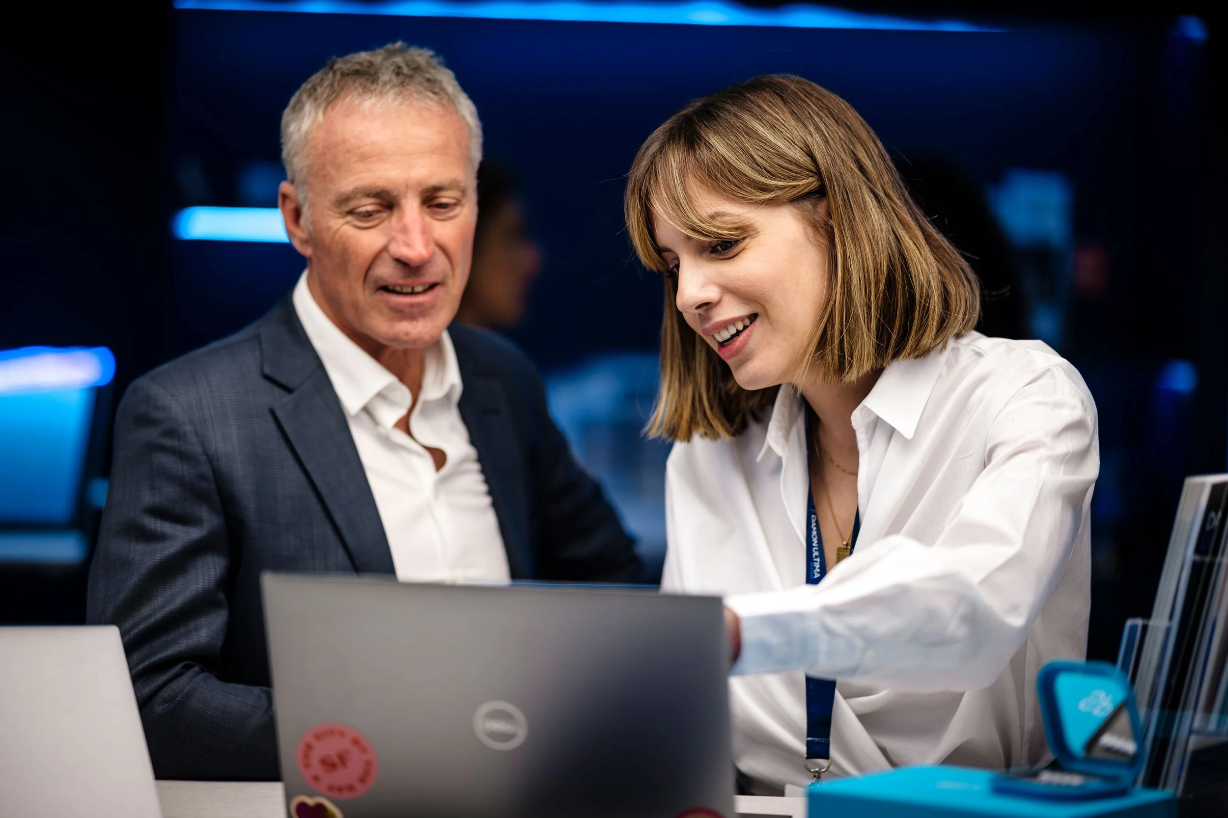 Photographe événementiel en réunion avec organisateurs d’événement