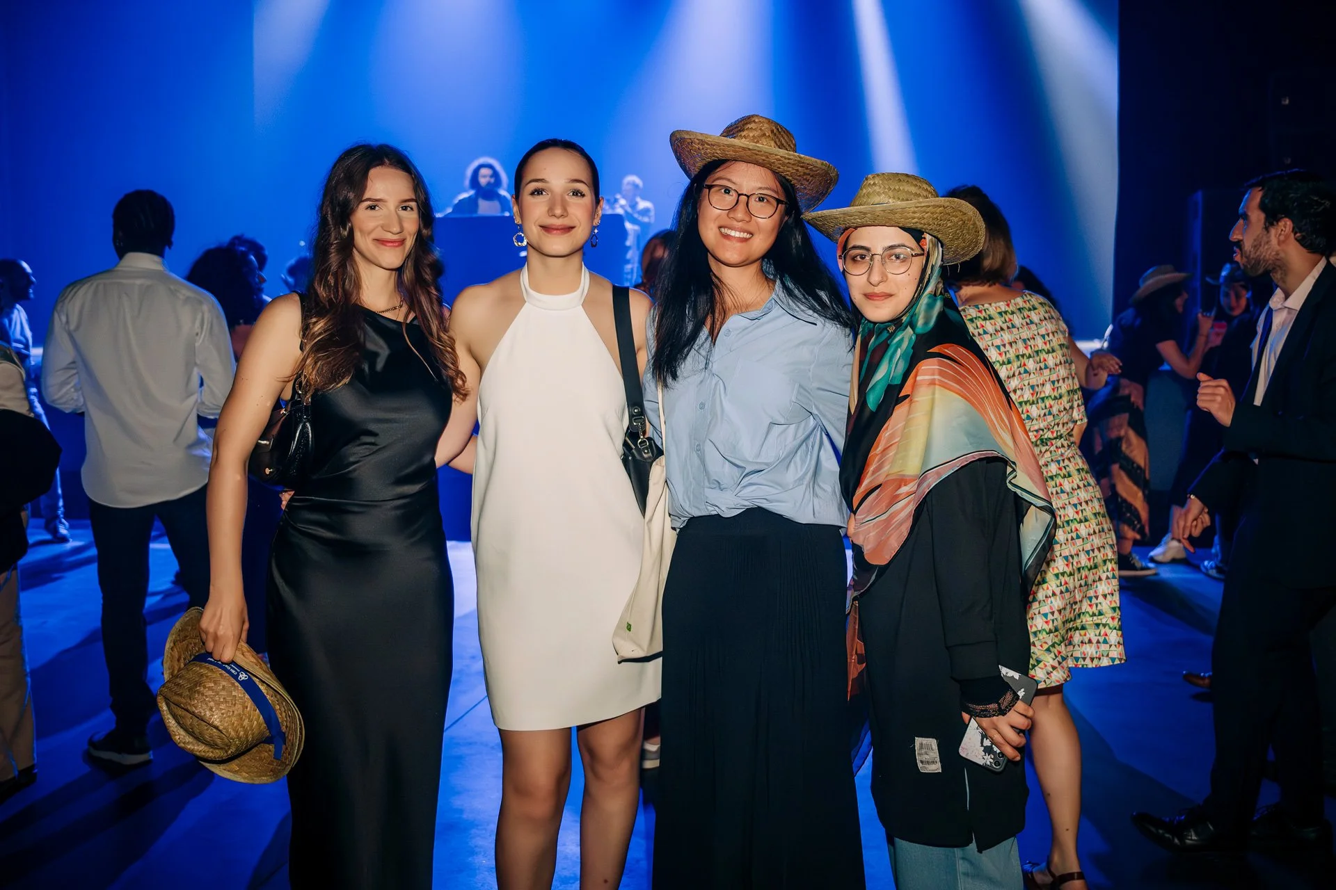 Groupe d’étudiantes posant ensemble sur la piste de danse lors de la soirée CBH Graduate School à la Belle Électrique, Grenoble.