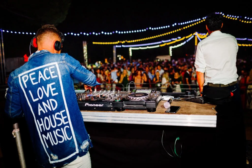 Vue de dos du DJ avec large public devant lui lors d'une soirée de gala d'entreprise