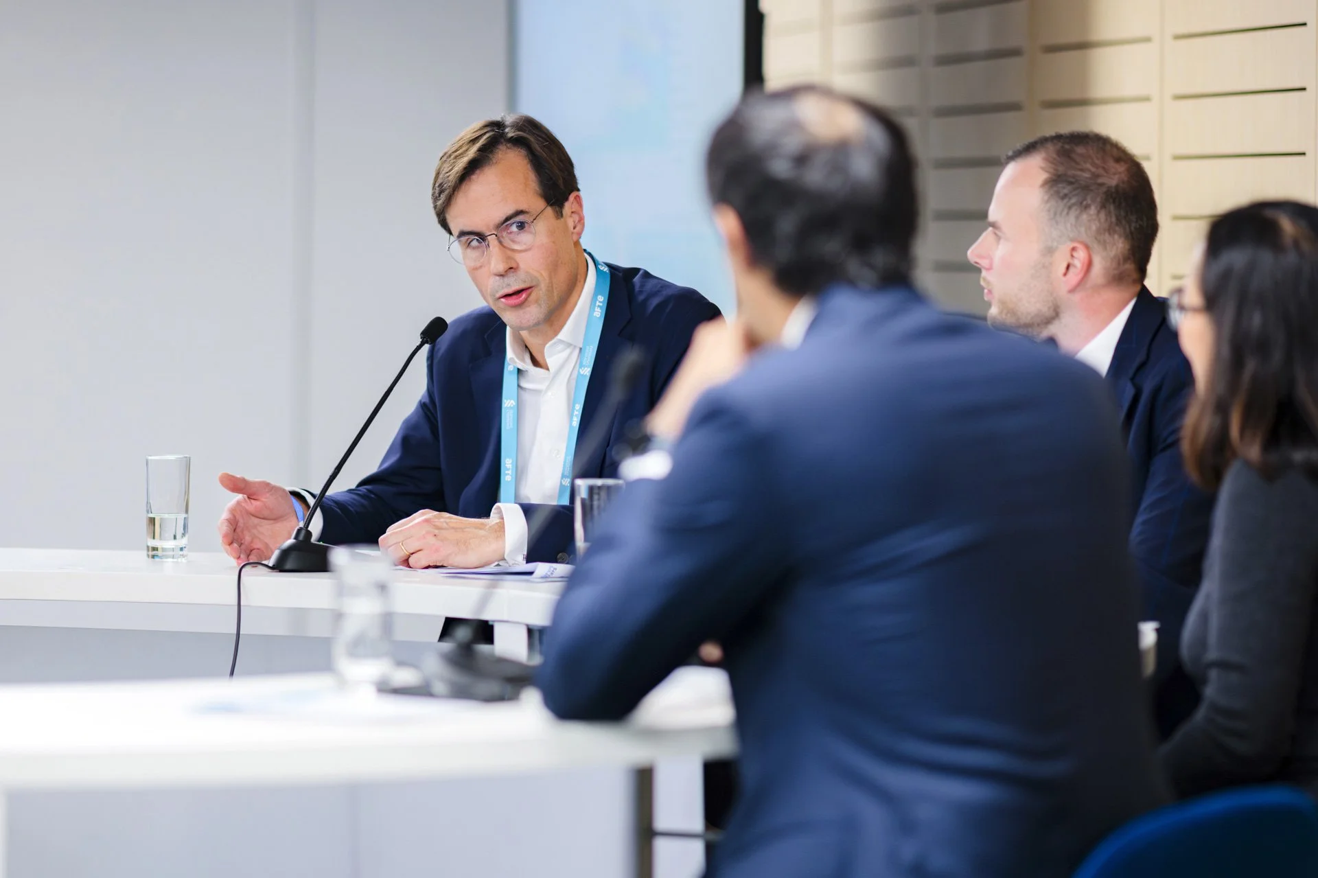 Panel d’experts en trésorerie d’entreprise échangeant sur les enjeux financiers actuels aux Journées de l’AFTE 2025.