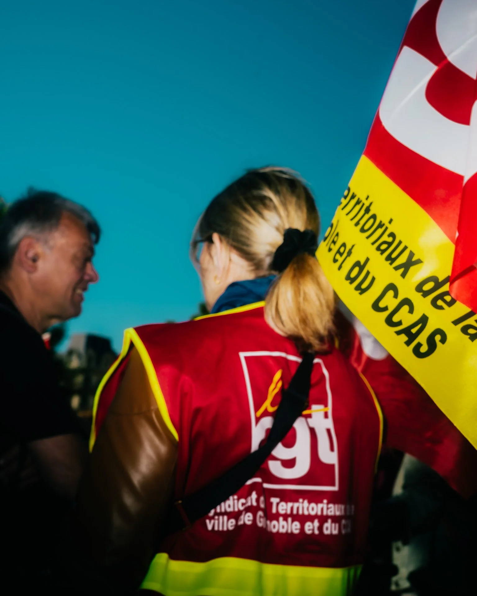 Manifestants brandissant des drapeaux syndicaux lors de la grève des enseignants à Grenoble – reportage photo événementiel.