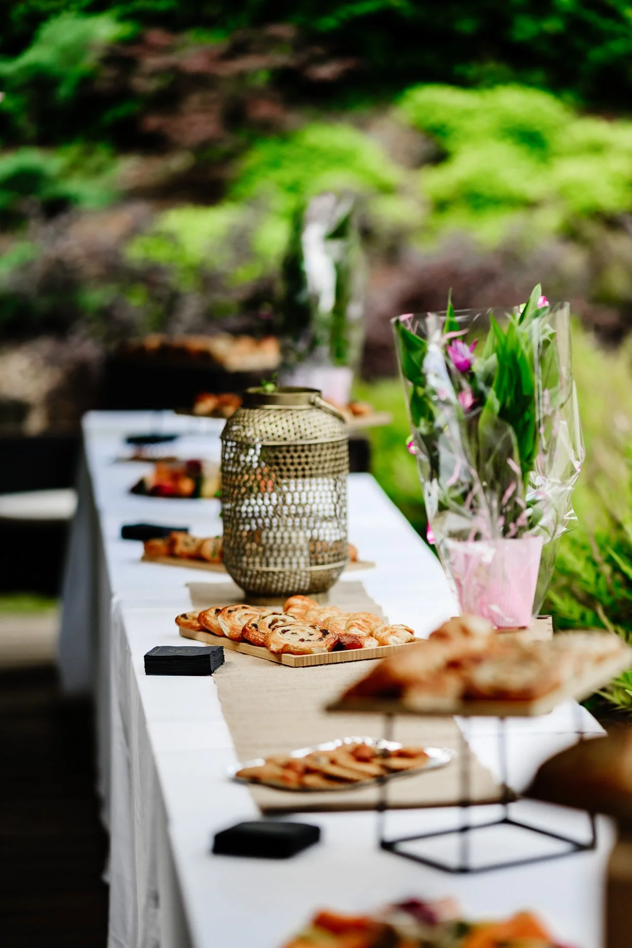Buffet de viennoiseries et boissons installé pour l’inauguration Heliup à Cheylas.