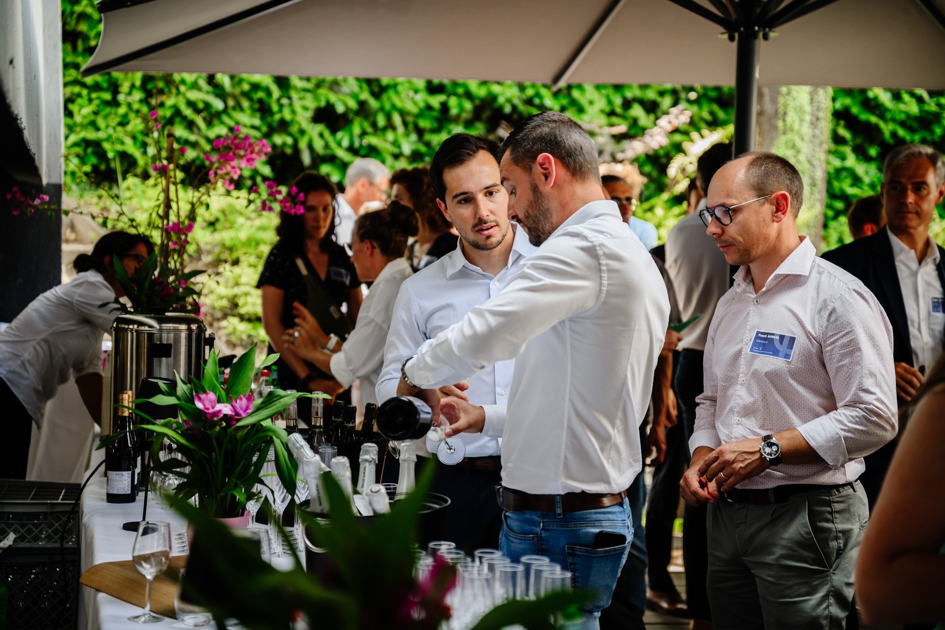 Discussions entre invités pendant le cocktail de l’inauguration de la ligne de production Heliup.