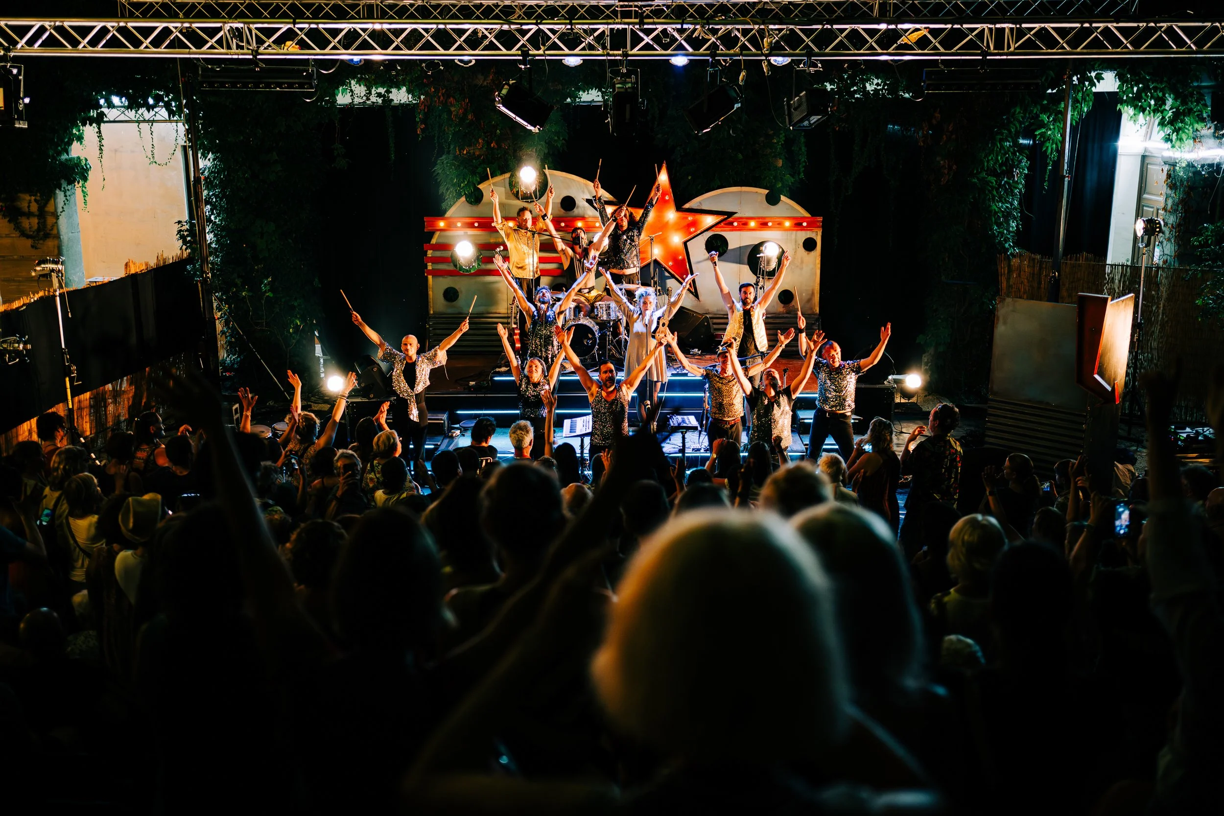 Public réuni dans la cour du Minimistan lors du festival à Grenoble