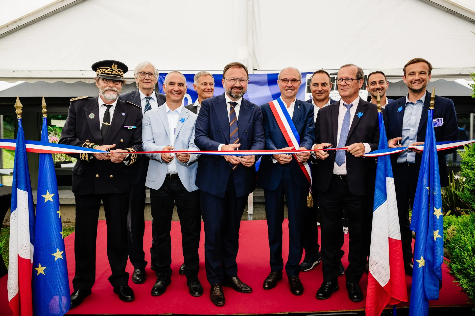 Coupure du ruban tricolore lors de l’inauguration de la ligne de production Heliup, entourée d’élus et de représentants institutionnels.