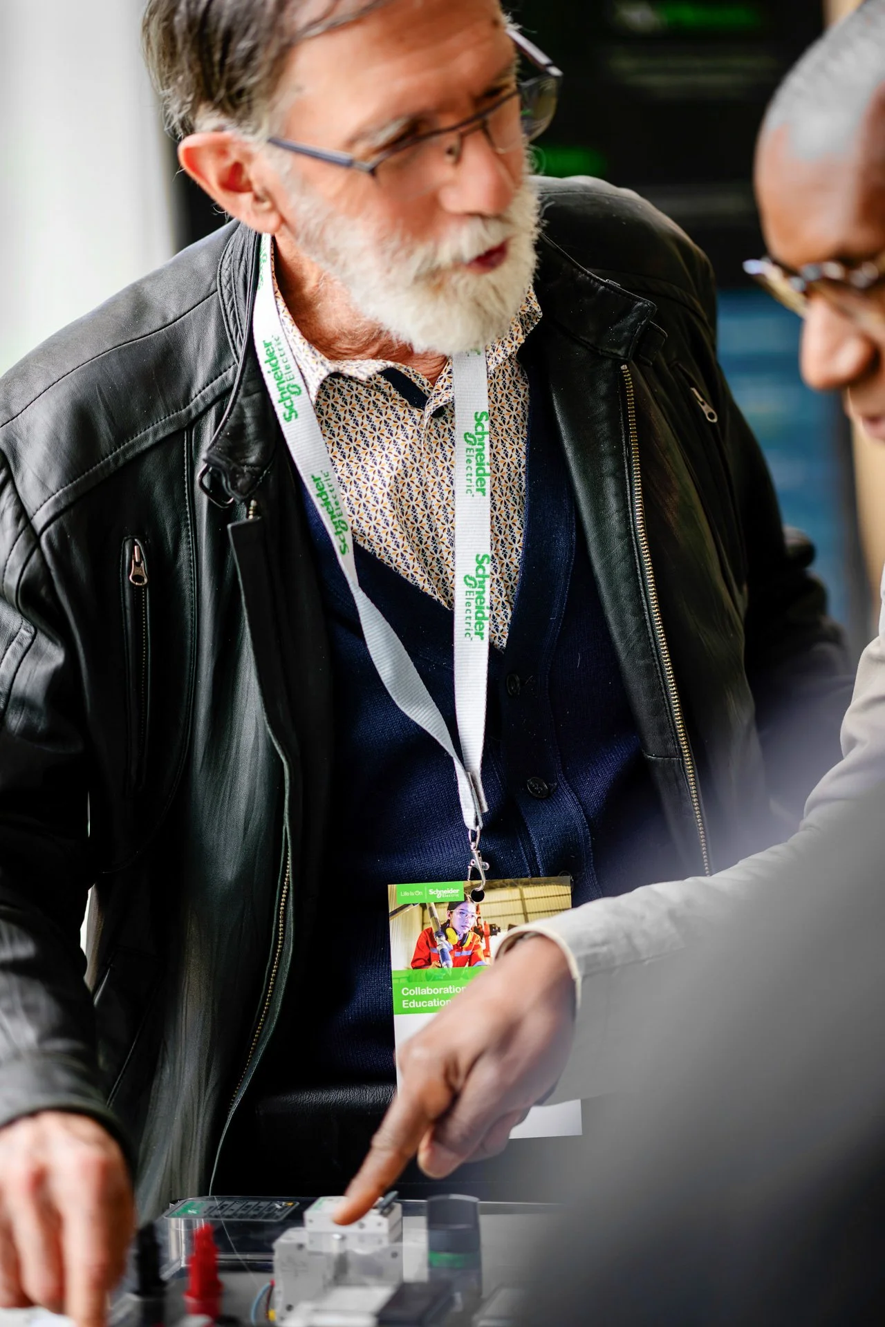 Discussion autour d’une démonstration technique – reportage photo d’entreprise Grenoble