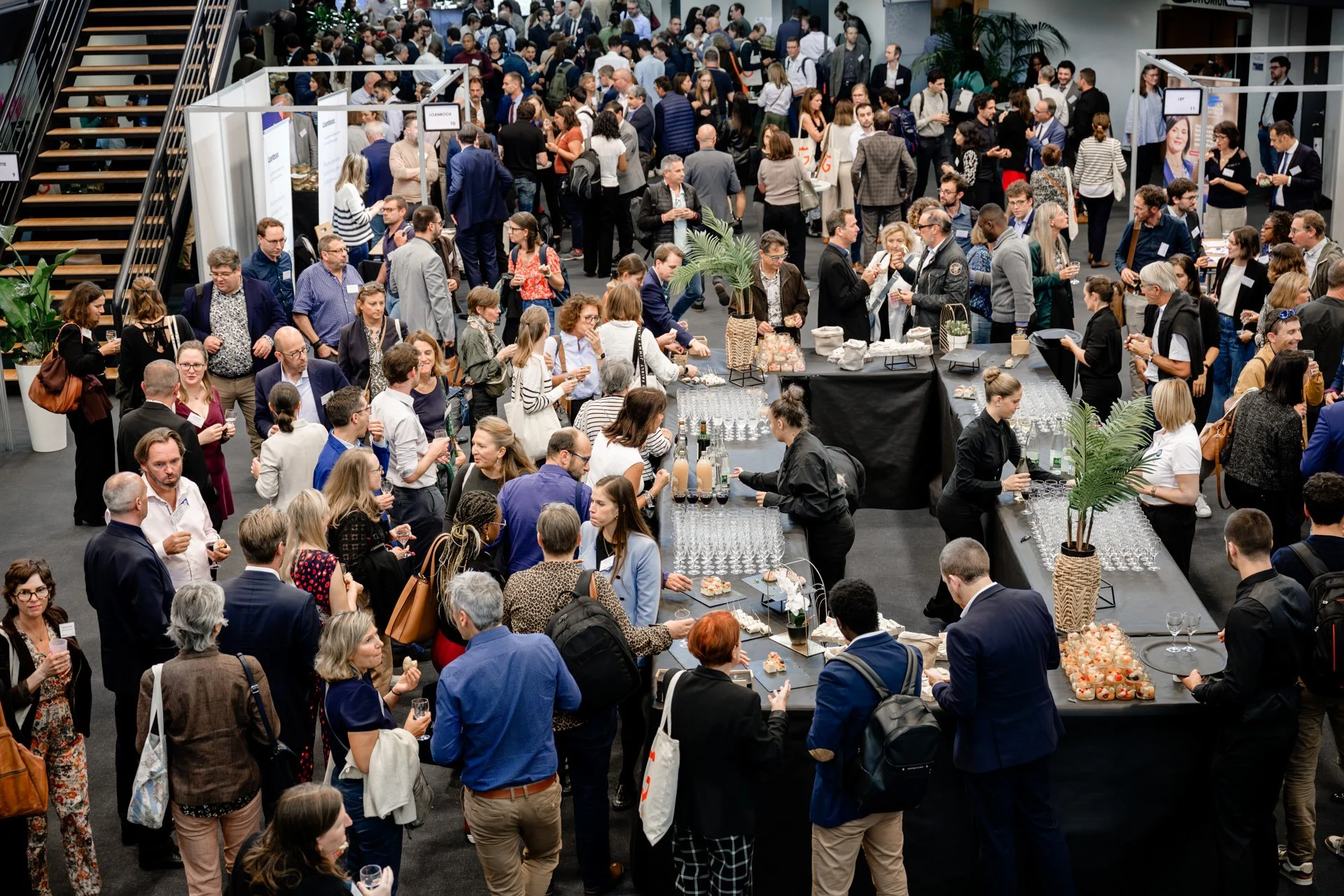 Pause networking entre deux sessions des Assises de l’AFIGESE 2024, propice aux échanges professionnels.