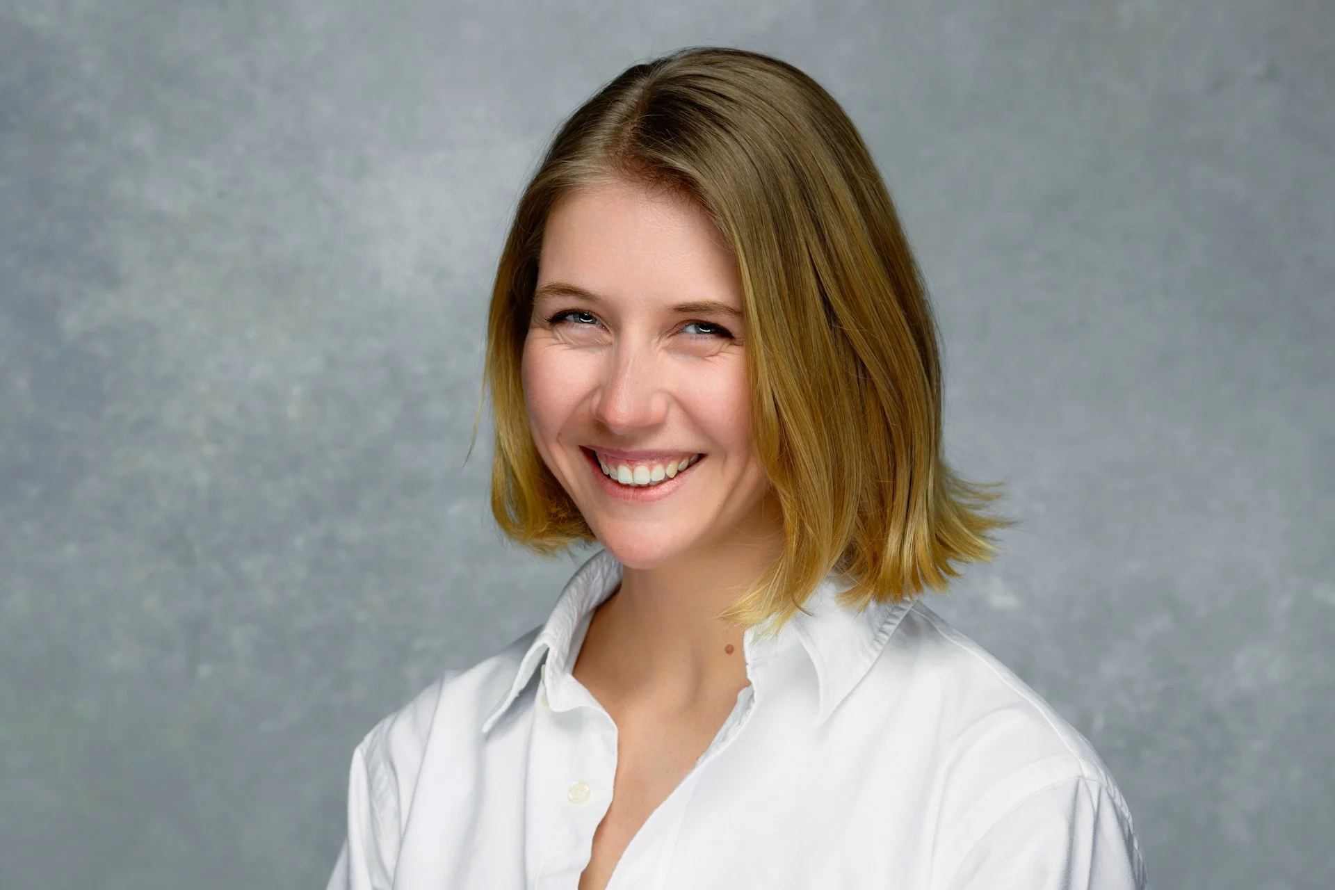 Portrait sur fond neutre texturé lors d'une séance portrait professionnel à Grenoble