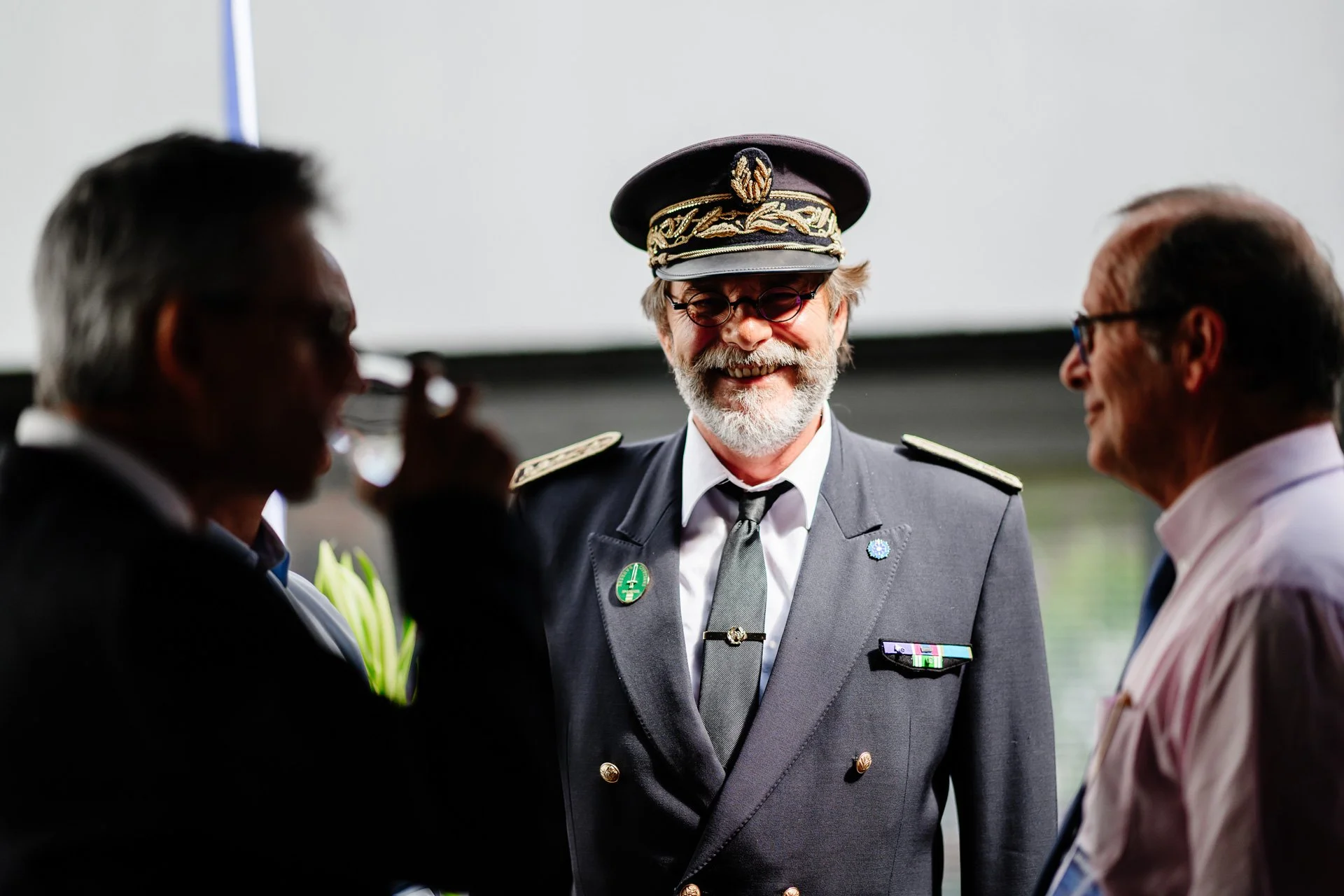 Préfet souriant lors de l’inauguration de la nouvelle ligne de production Heliup, entouré de représentants officiels.