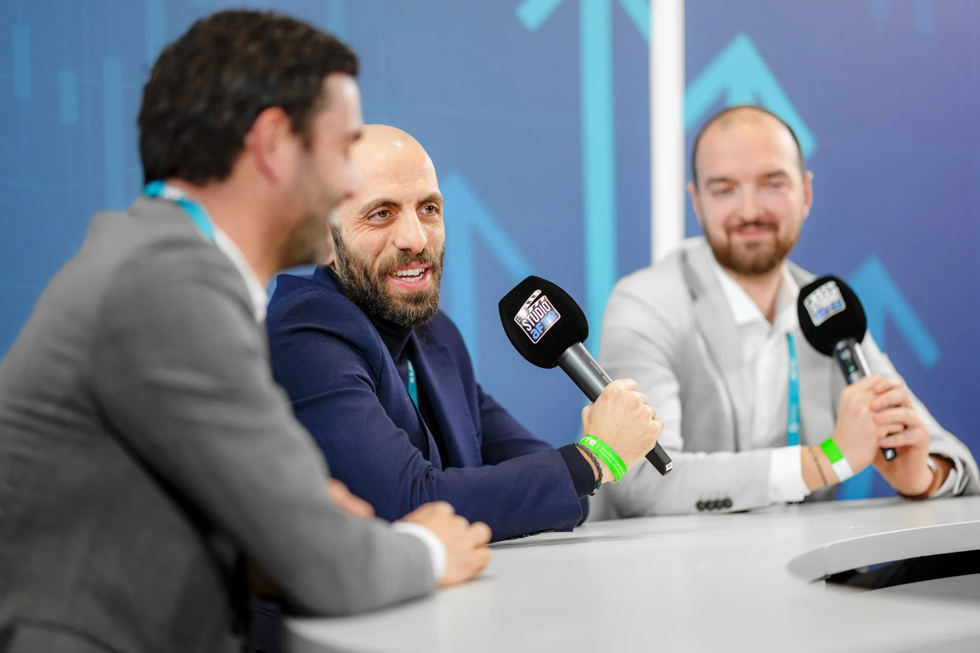 Interview de trois intervenants au micro dans le studio média des Journées de l’AFTE 2025, ambiance professionnelle et dynamique.
