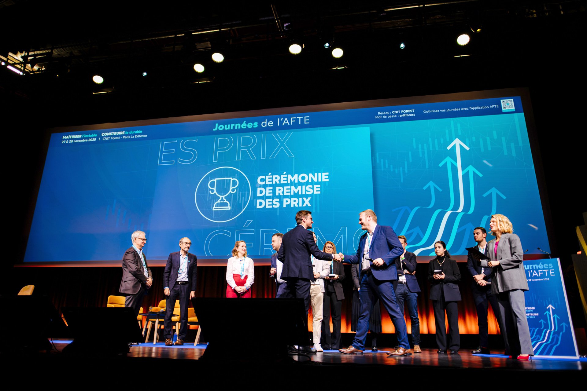 Cérémonie de remise de prix sur scène lors d’un événement institutionnel