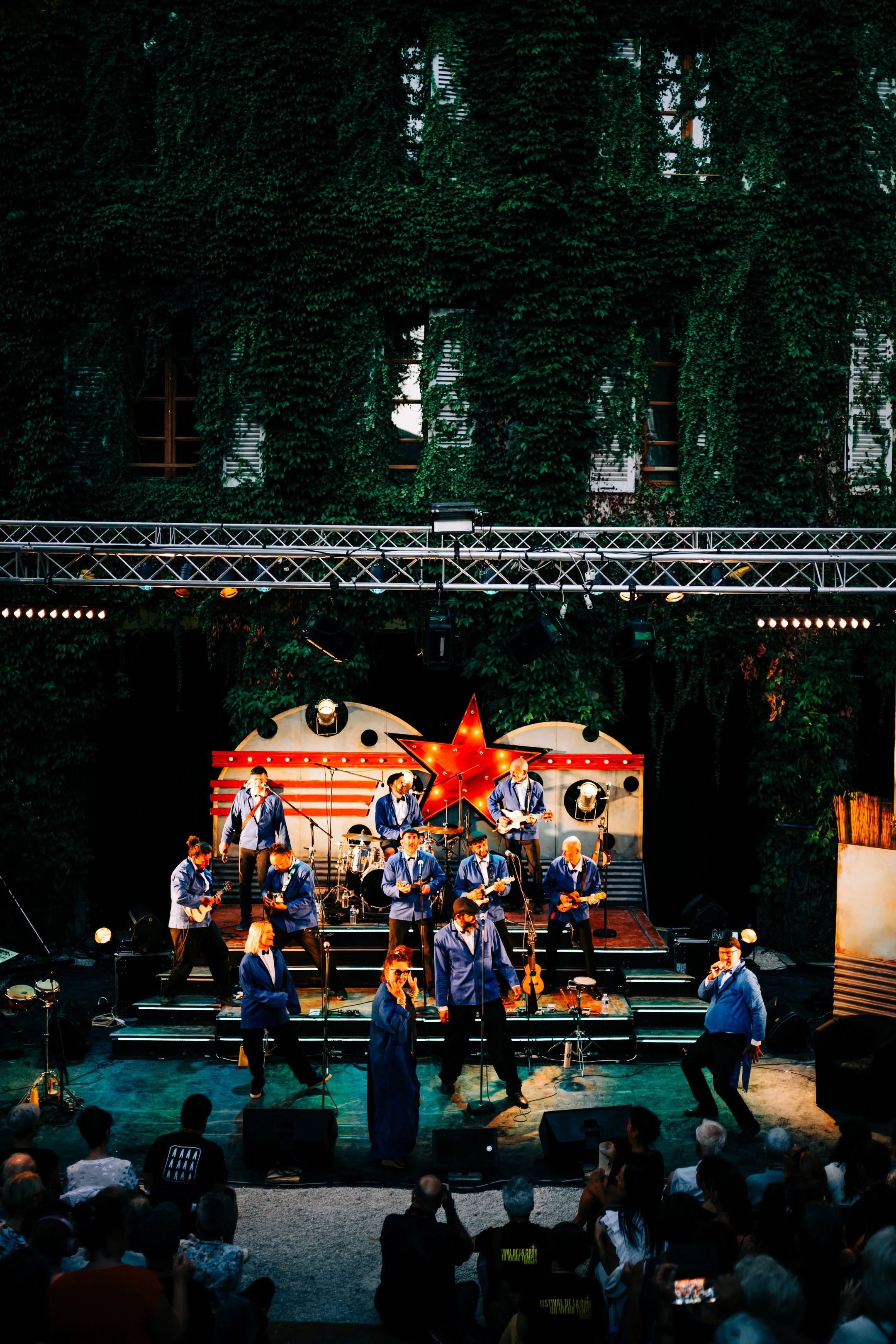Ambiance scénique du festival grenoblois Cour du Vieux Temple 2024