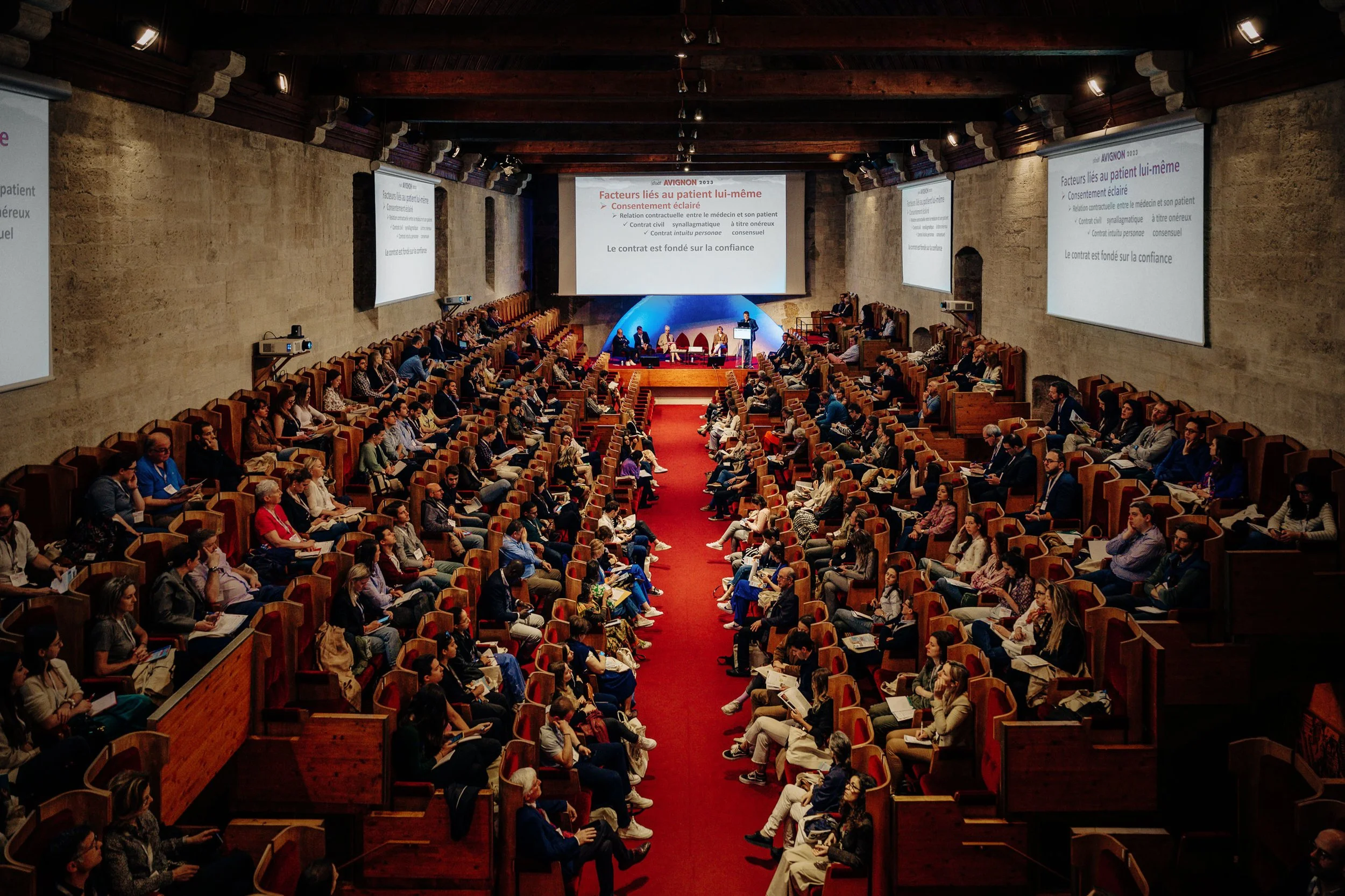 Salle plénière lors d’un congrès photographiée en reportage professionnel