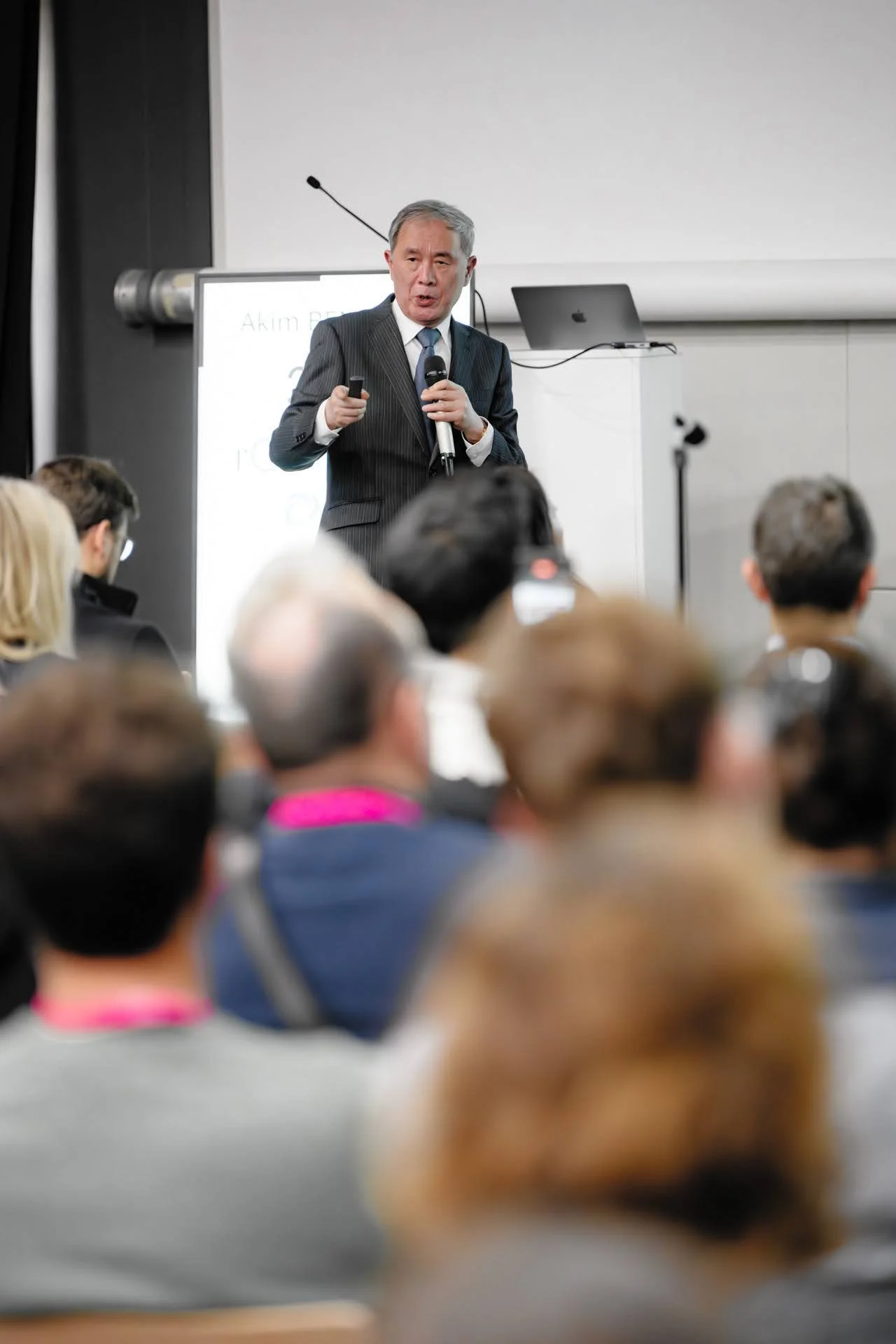 conférencier s'adresse au public capté par photographe corporate grenoble