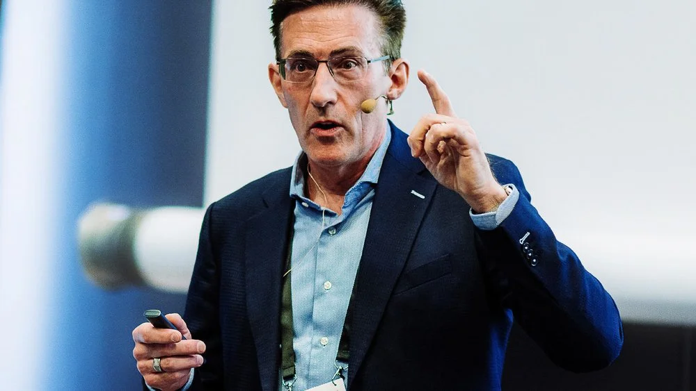 Intervenant en conférence capturé par un photographe de congrès professionnel