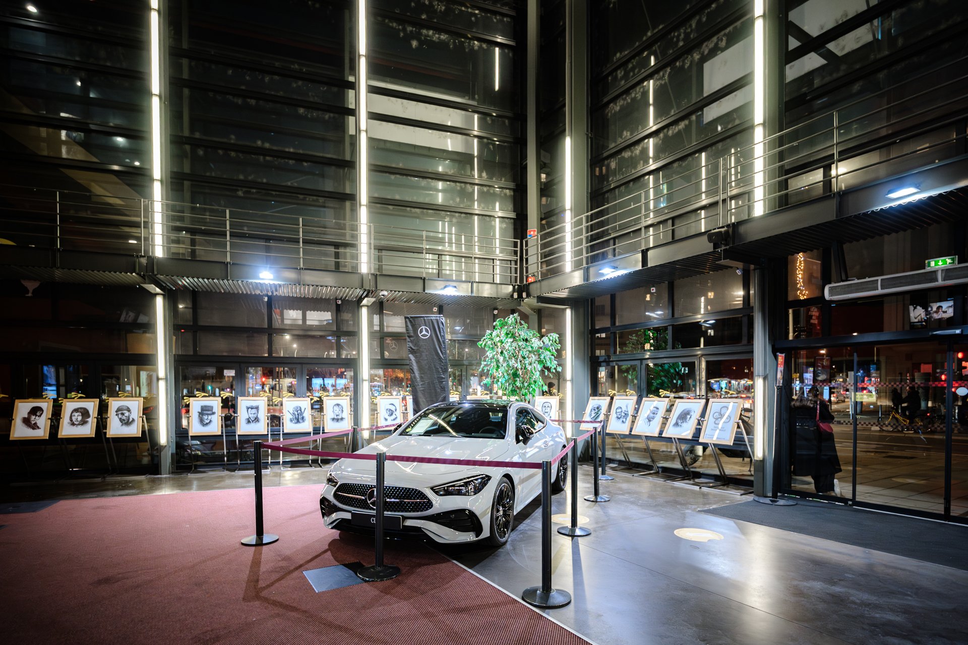 Exposition d’un véhicule Mercedes du groupe Huillier dans le hall du cinéma Pathé Chavant à Grenoble