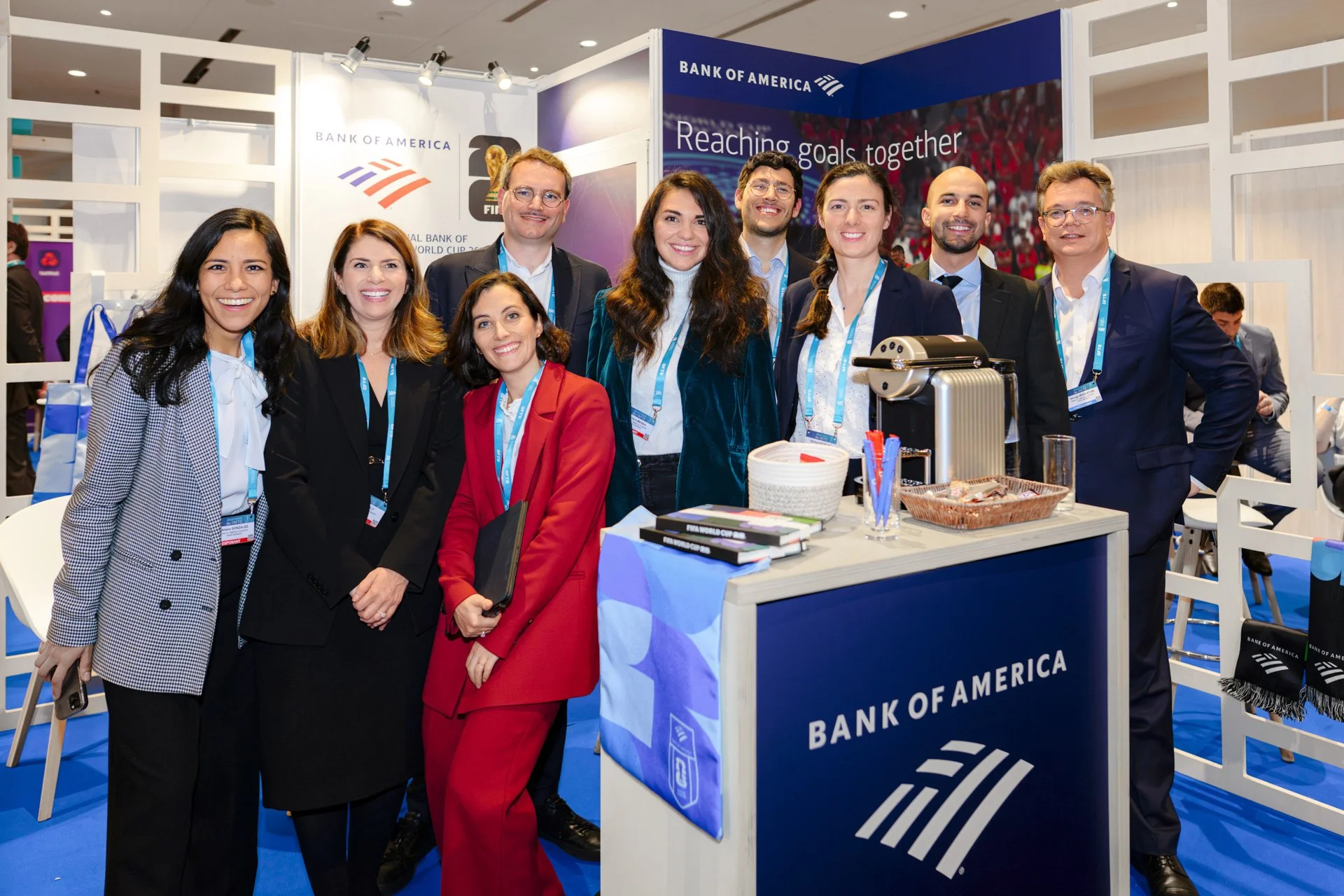 Équipe du stand Bank of America posant ensemble lors des Journées de l’AFTE 2025, devant le panneau institutionnel de la banque.