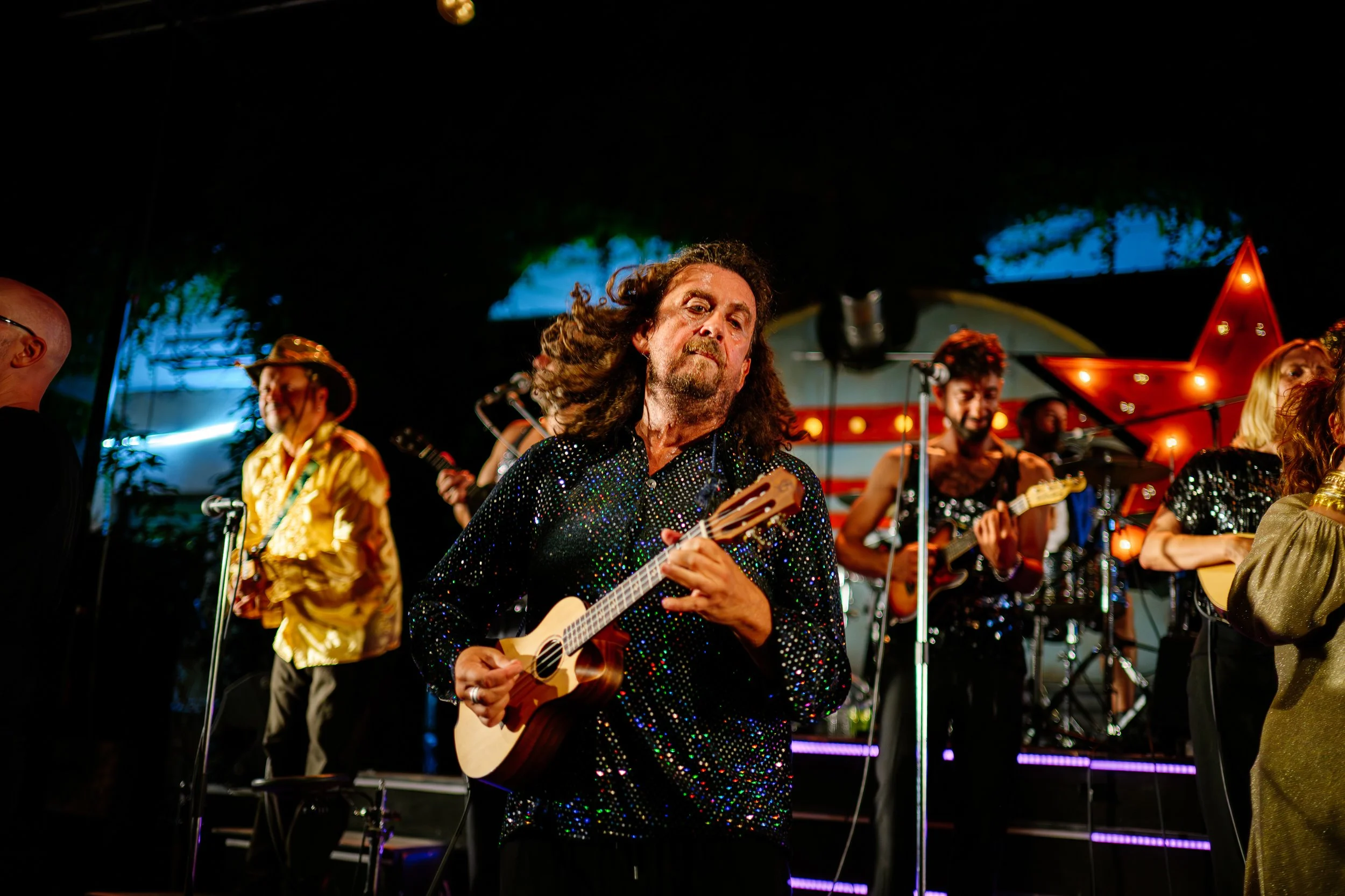 Musiciens du Big Ukulélé Syndicate en pleine performance à Grenoble