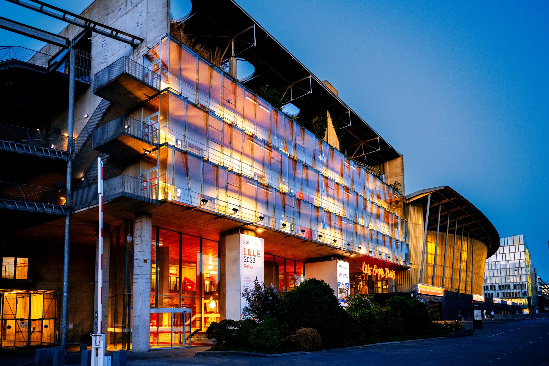 palais de congrès photographié de l'extérieur