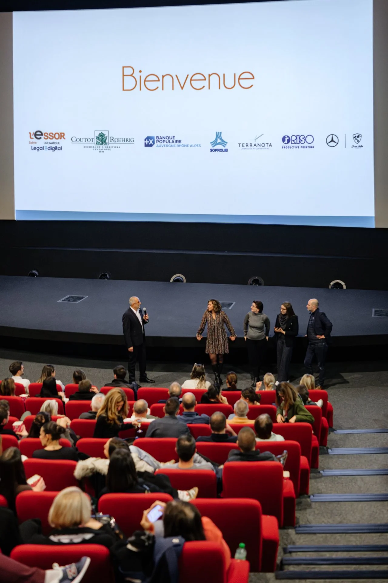 Prise de parole des organisateurs Legal2digital devant les invités au cinéma Pathé Chavant