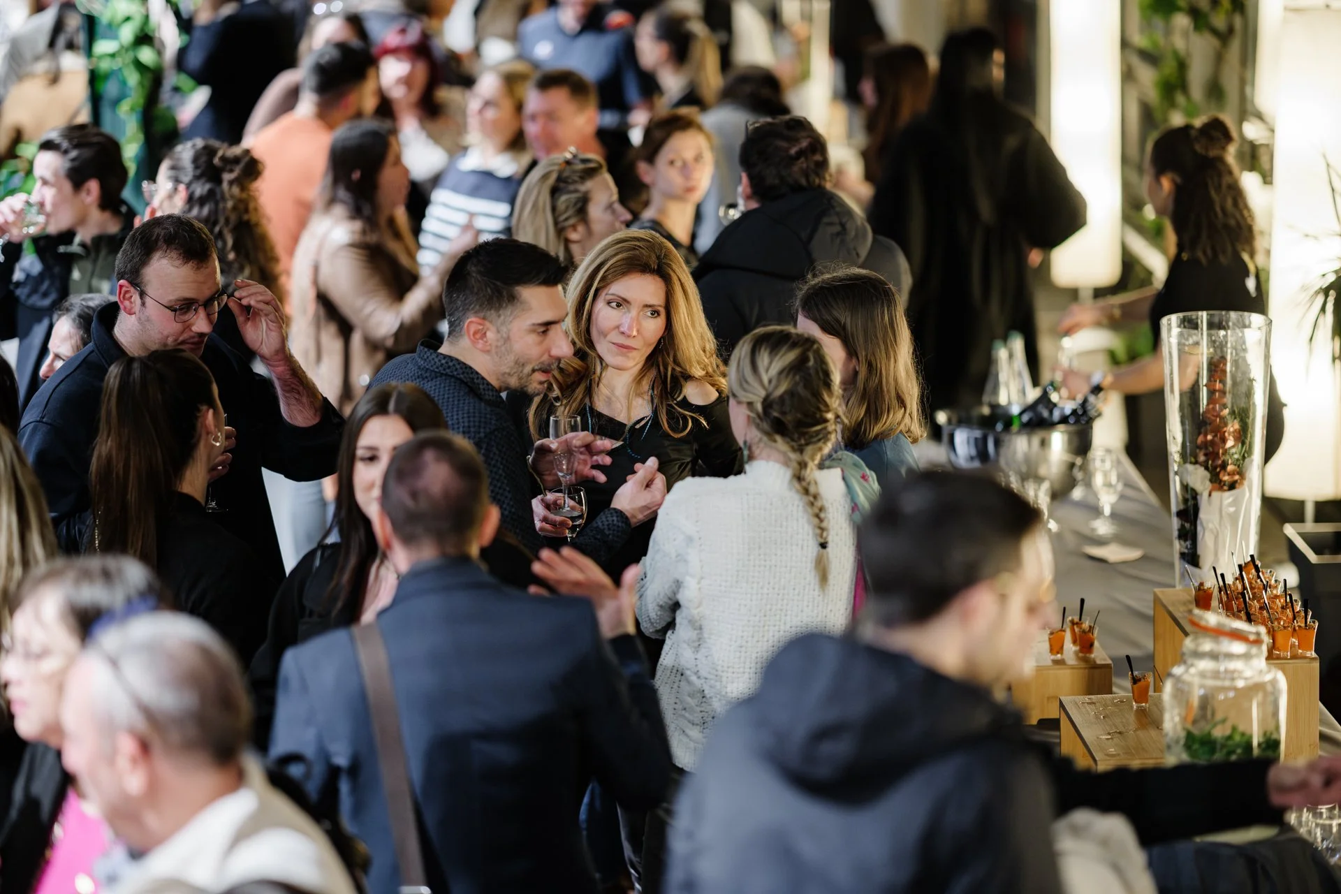 Échanges entre invités pendant le cocktail professionnel Legal2digital au cinéma Pathé Chavant