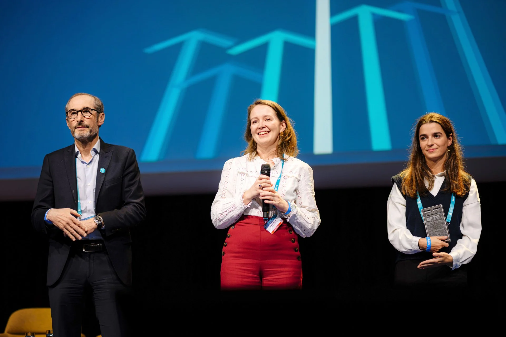 Remise des prix aux Journées AFTE 2025 avec trois intervenants remerciant le public sur la scène principale.
