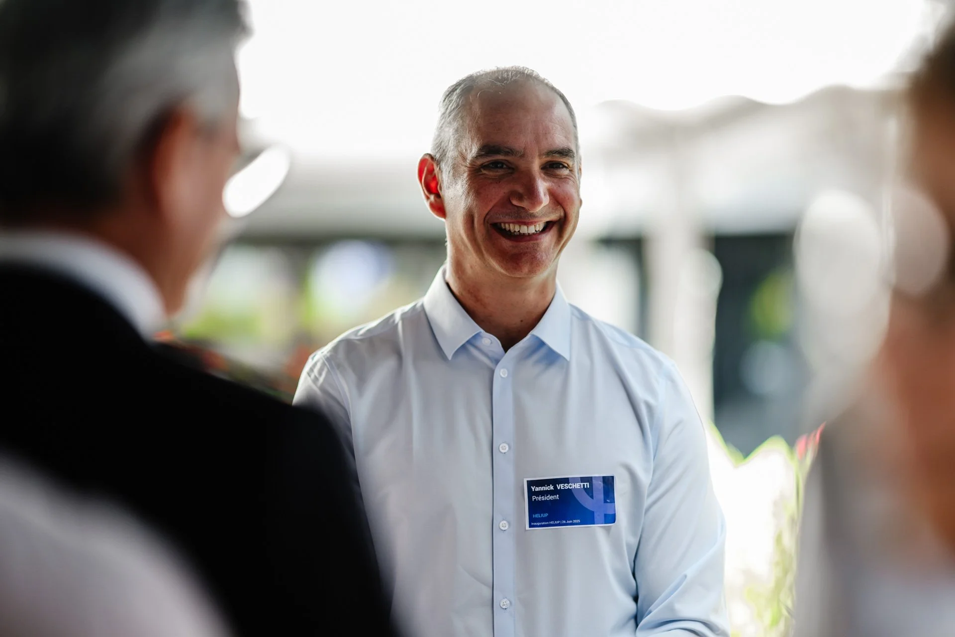 Yannick Veschetti, président d'Heliup, discutant avec des invités lors de l’inauguration de la nouvelle ligne de production Heliup.