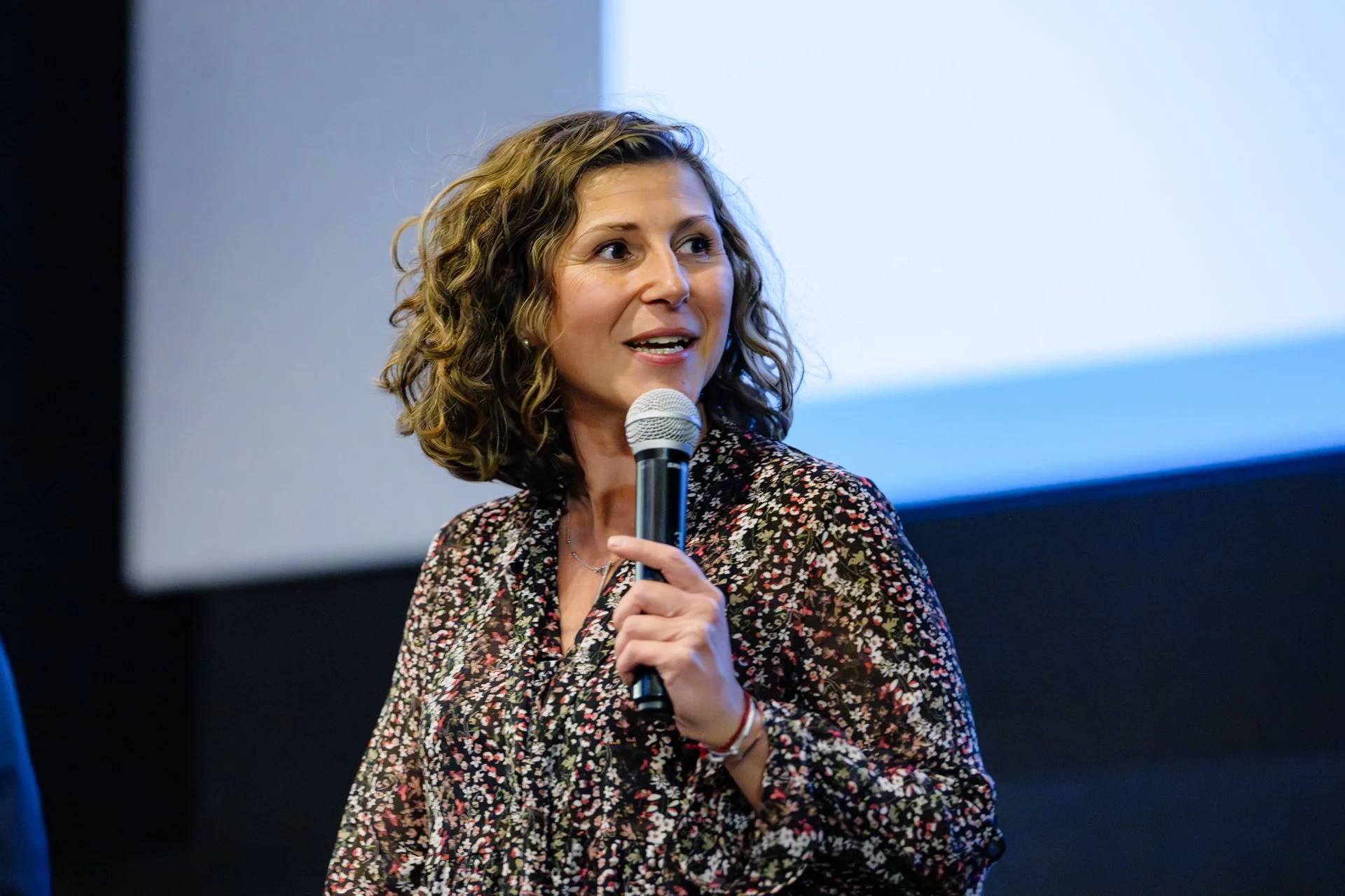 Prise de parole d’une intervenante Legal2digital au micro devant les invités au cinéma Pathé Chavant à Grenoble