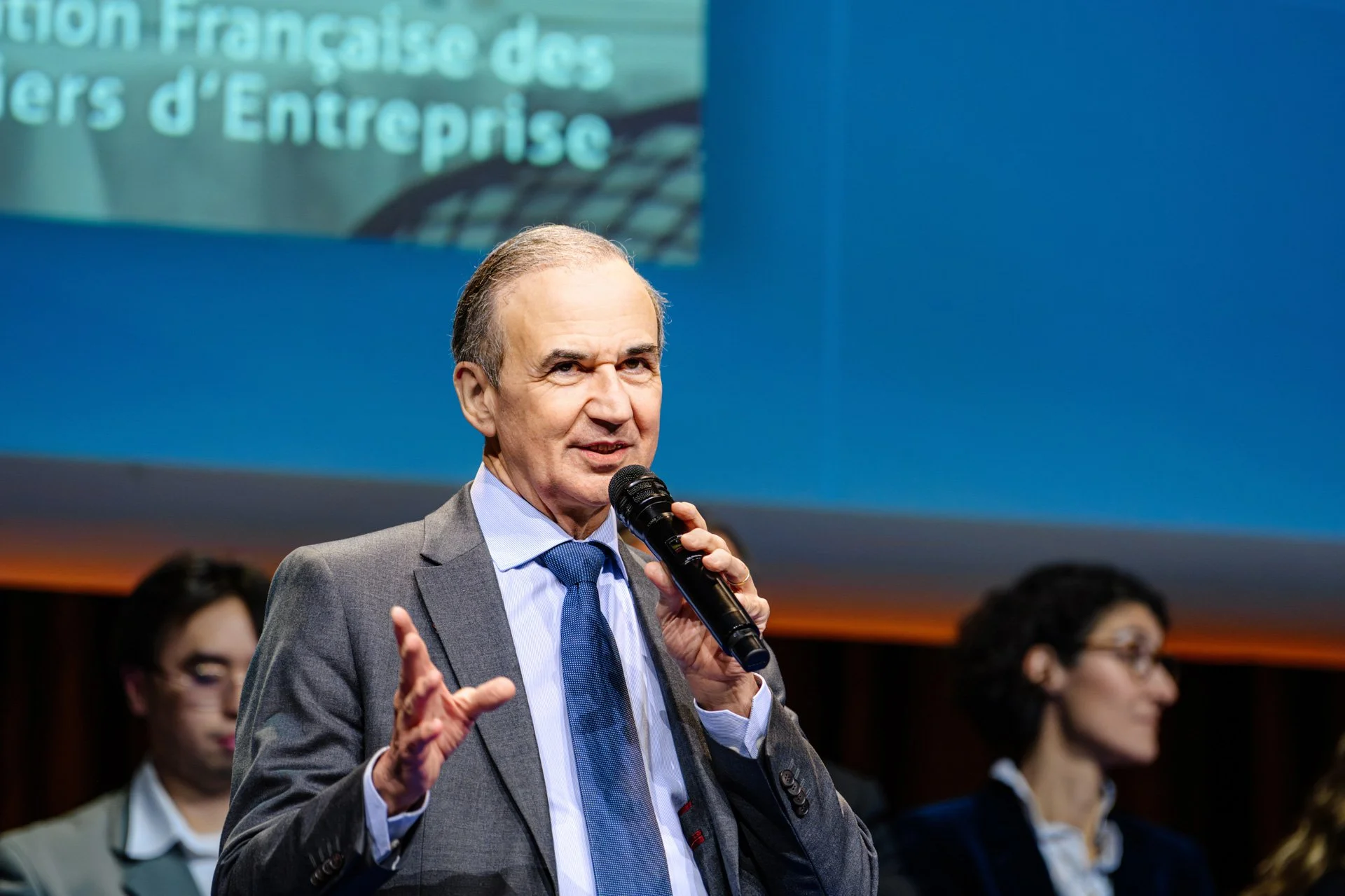 Daniel Biarneix, président de l’AFTE, s’exprimant sur les tendances économiques devant l’audience.