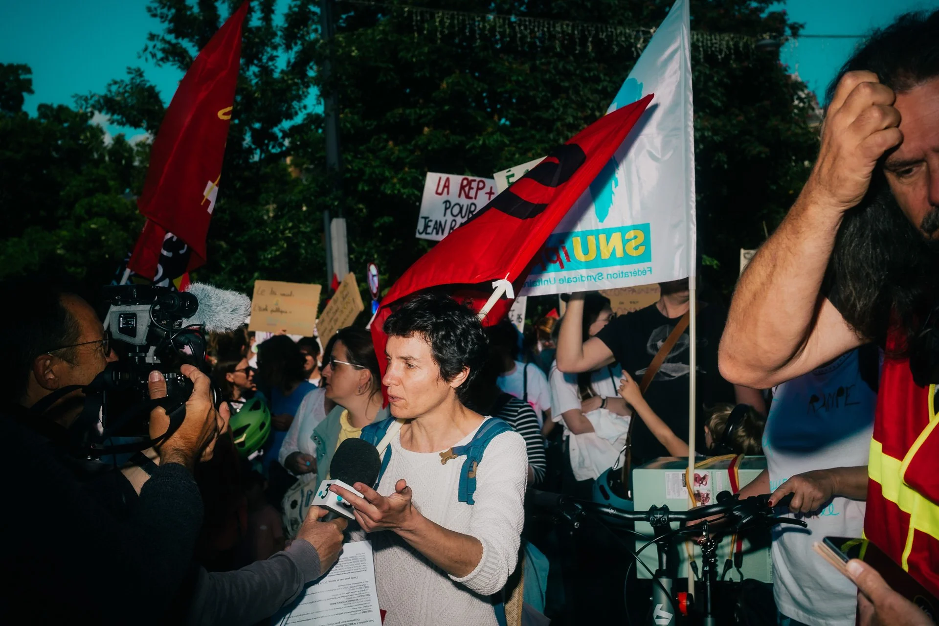 Interview d’une manifestante par un journaliste pendant la grève du 5 mai 2025 – photographie d’événements à Grenoble.