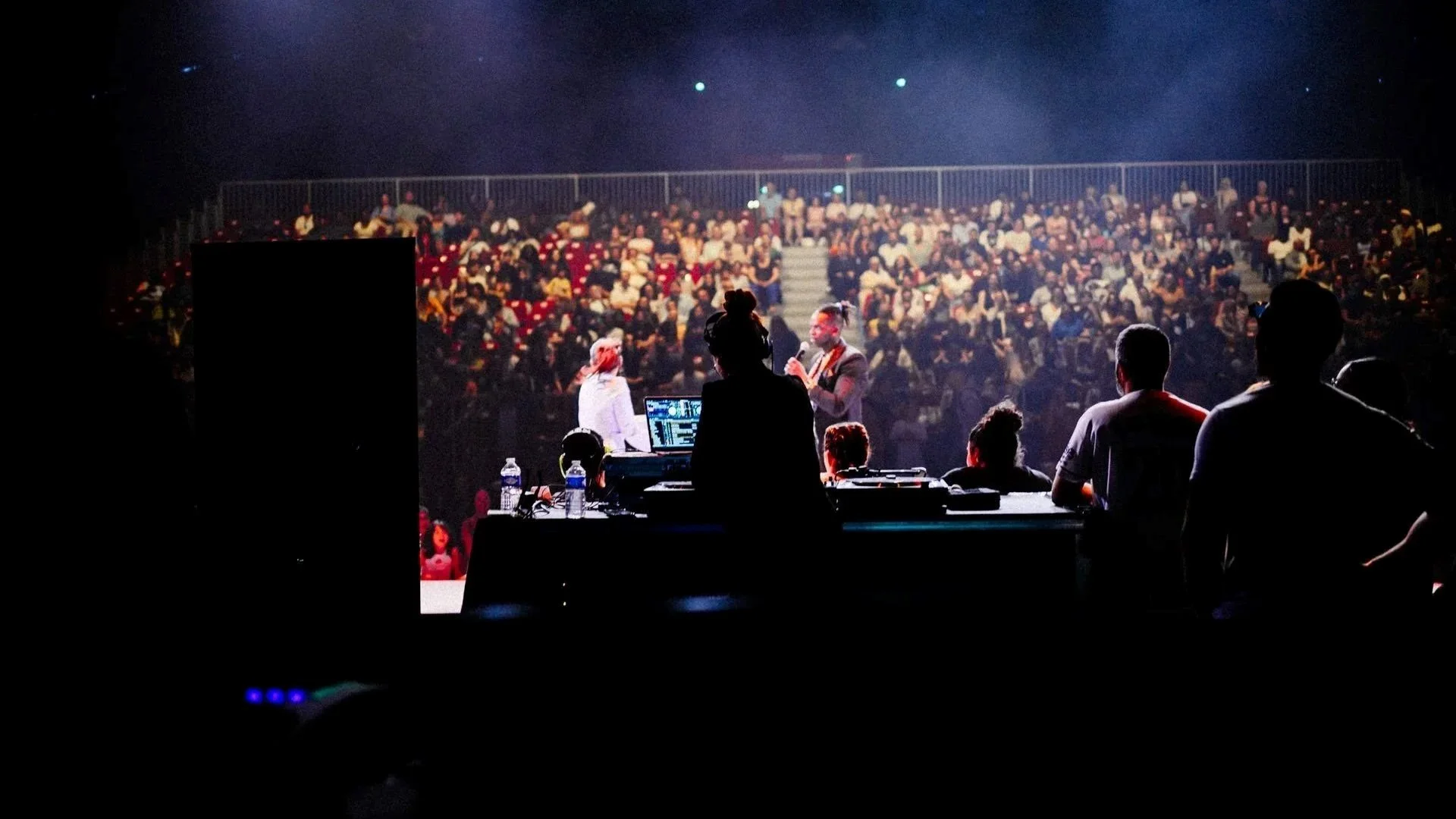 Vue depuis la scène sur le public lors d’un concert à Grenoble, immersion totale et énergie collective du live.