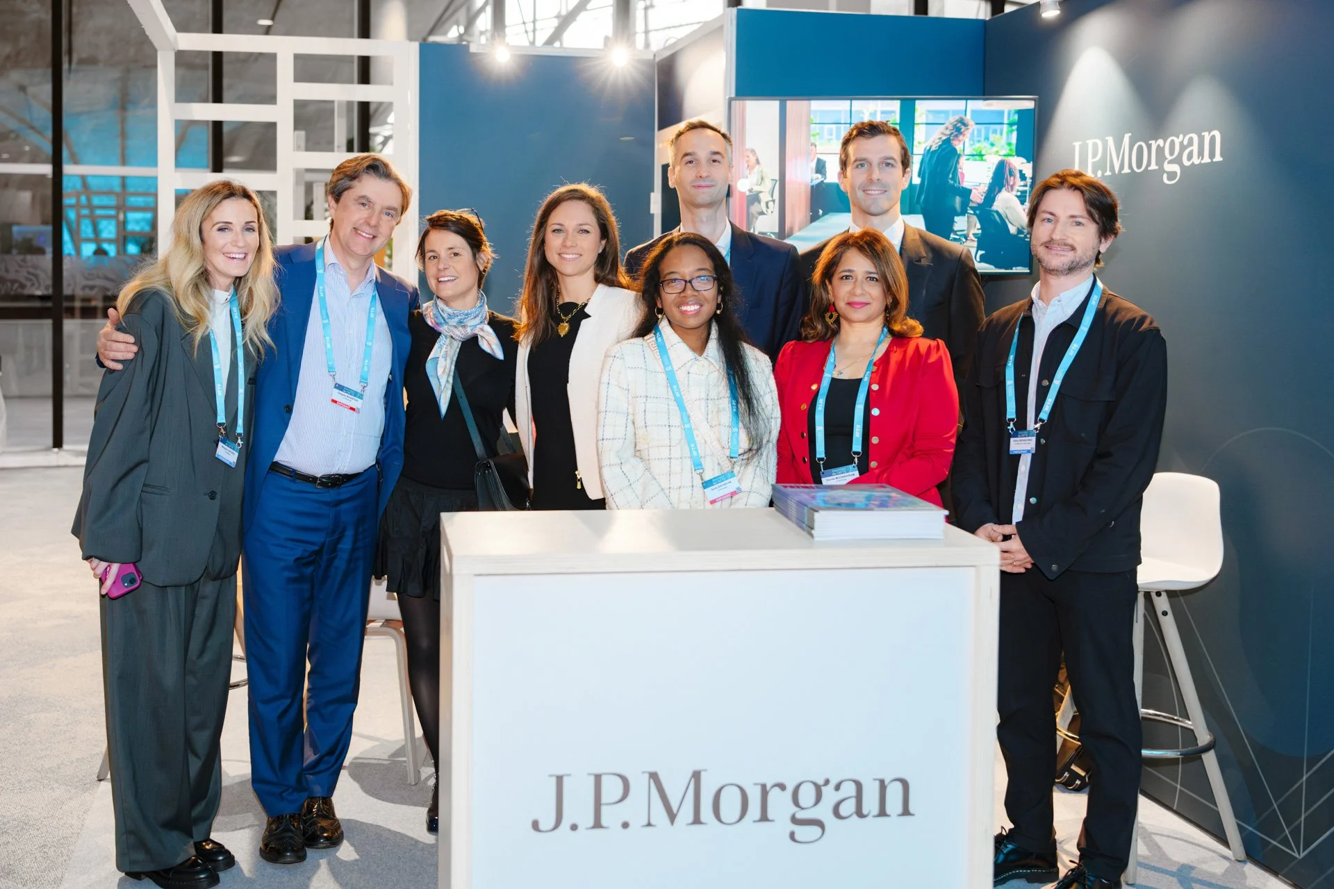 Groupe de représentants J.P. Morgan photographiés sur leur stand à l’occasion des Journées de l’AFTE 2025.