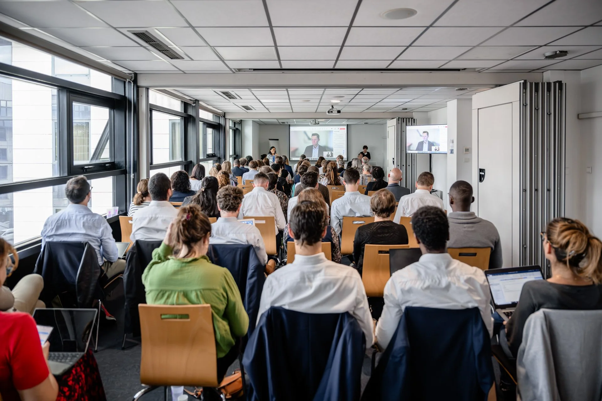 Vue d’ensemble d’un atelier technique réunissant experts et responsables financiers territoriaux.