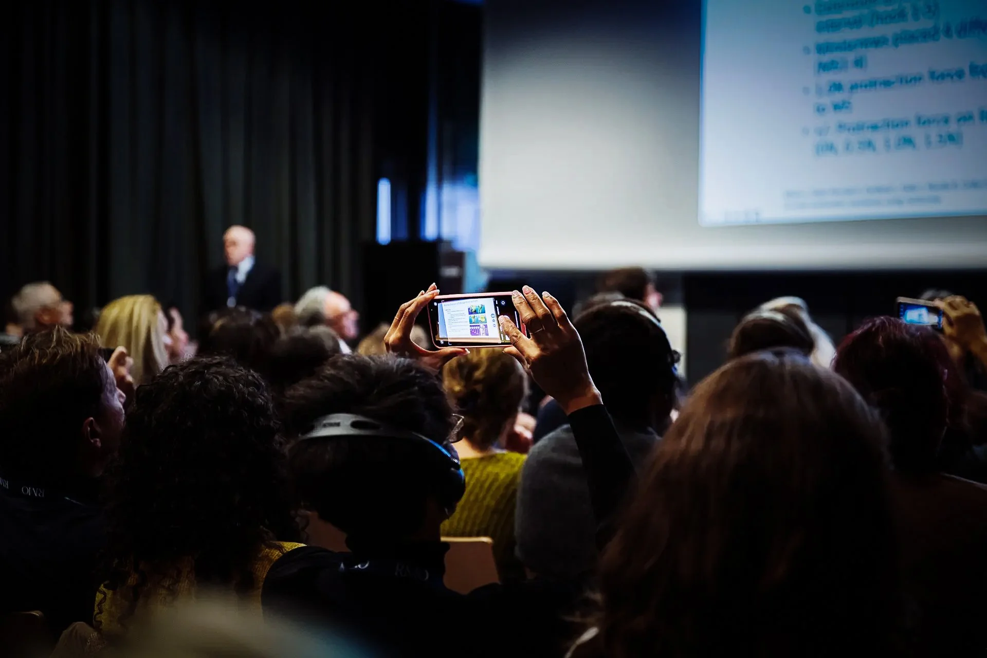 Photographe événementiel - salon professionnel - journées de l'orthodontie - salle de conférence plongée dans l'obscurité