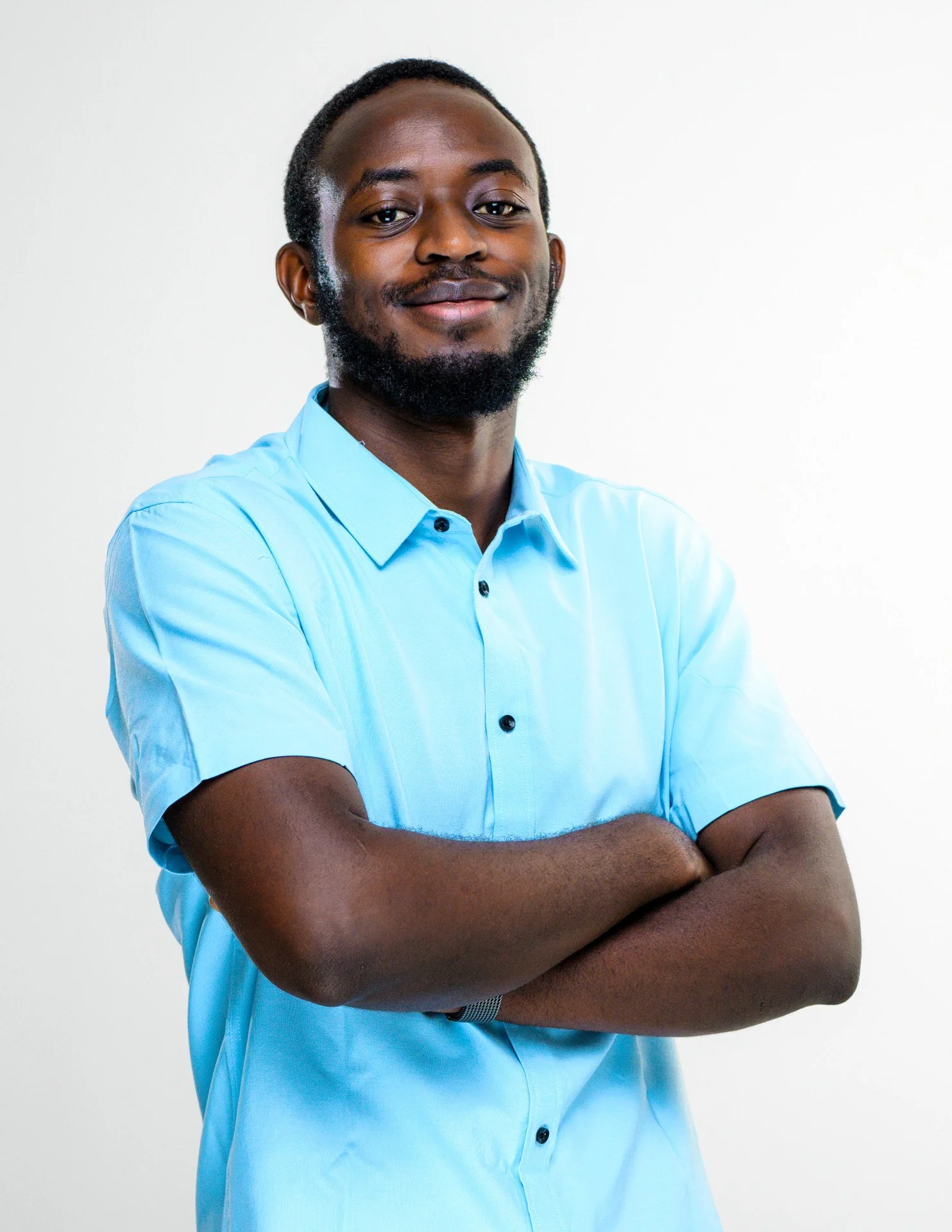 Portrait linkedin sur fond blanc avec éclairage professionnel