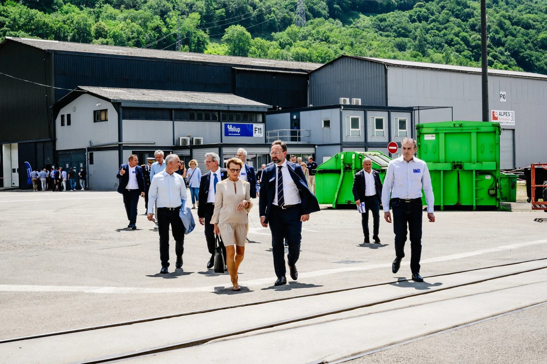 Arrivée des officiels et partenaires industriels sur le site Heliup au Cheylas sous un soleil d’été.