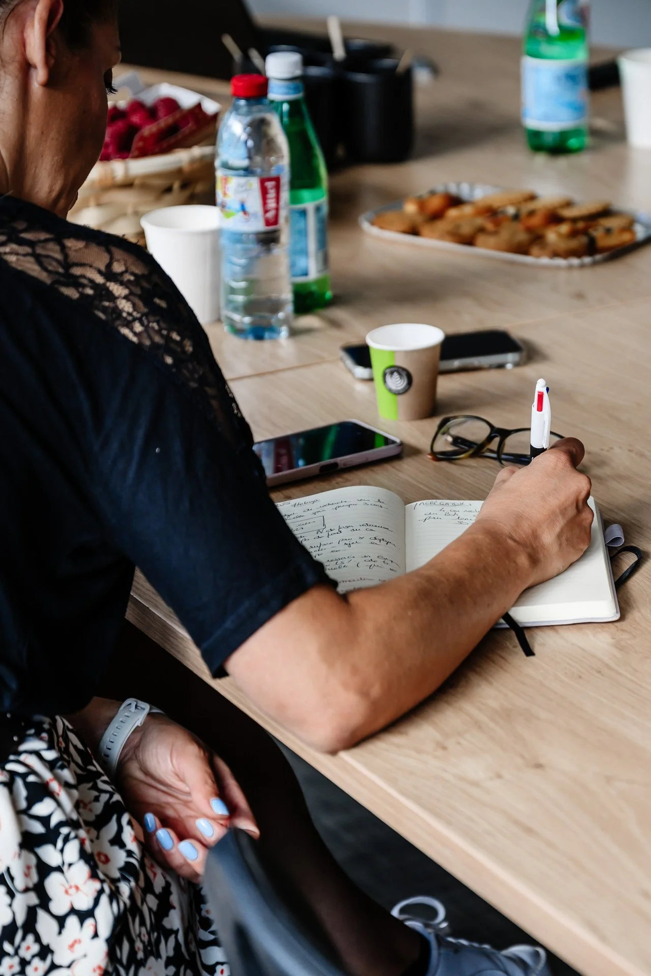Journaliste rédigeant des notes dans un carnet lors des échanges techniques organisés pendant l’inauguration Heliup à Cheylas.