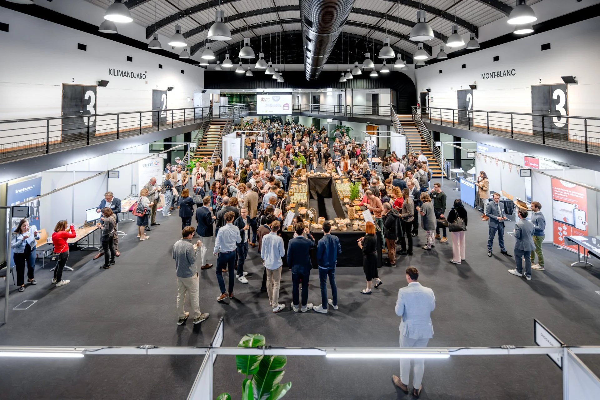 Vue d’ensemble de l’espace networking et des stands partenaires au World Trade Center de Grenoble lors des Assises de l’AFIGESE 2024.