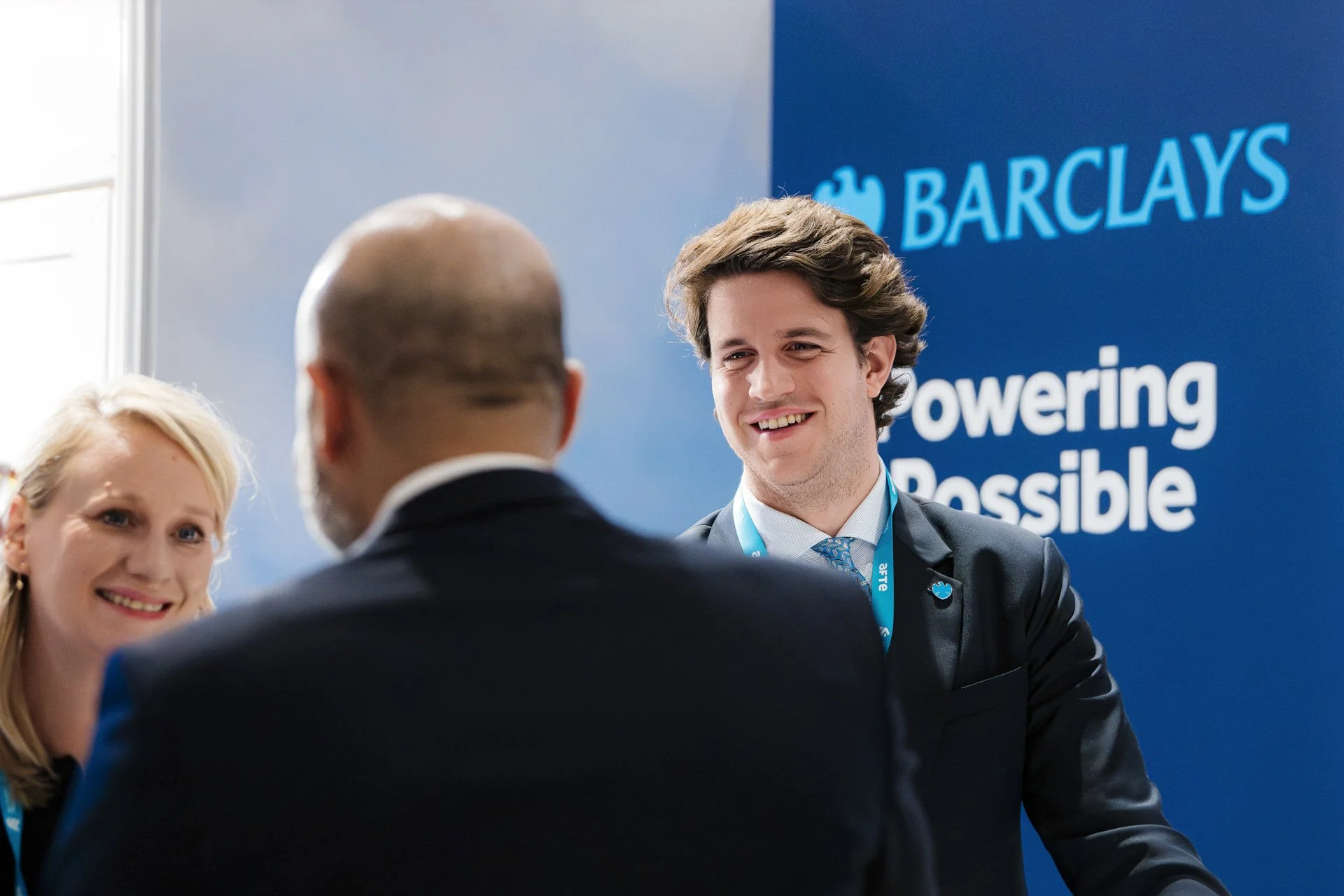 Représentants de Barclays échangeant avec un visiteur sur leur stand aux Journées de l’AFTE 2025.
