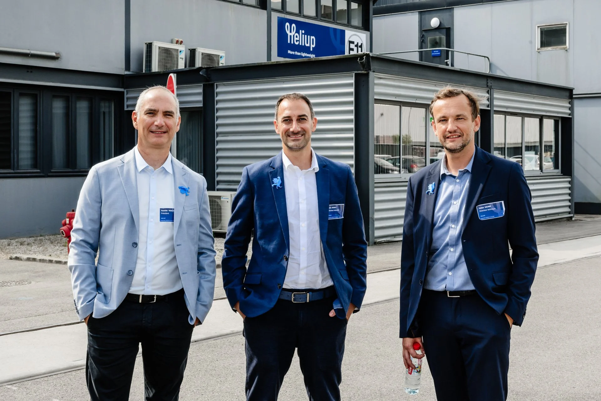 Dirigeants d’Heliup posant devant le bâtiment de l’usine à Cheylas le jour de l’inauguration.