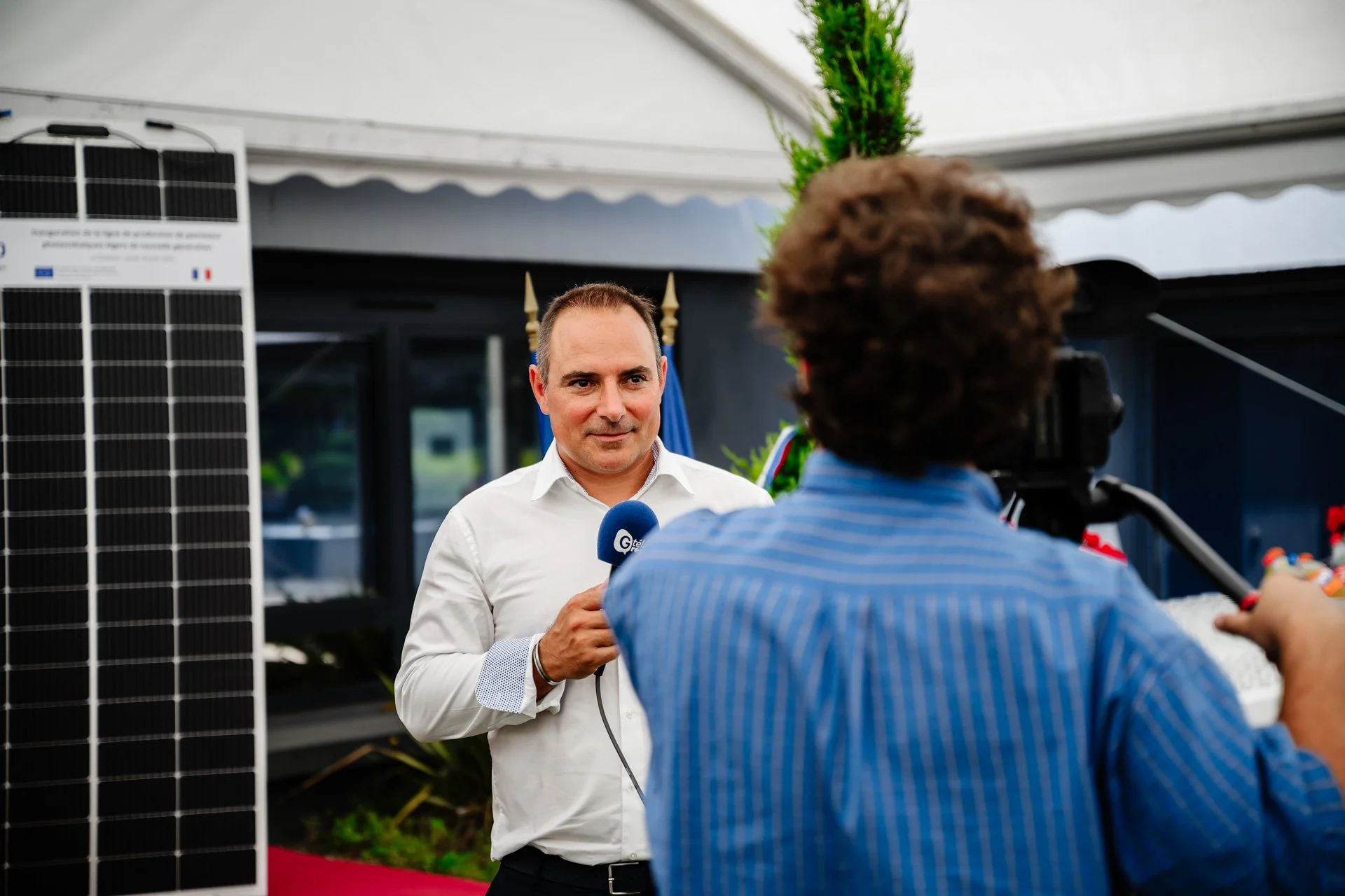 Interview d’un responsable Heliup par une équipe vidéo lors de l’inauguration officielle.