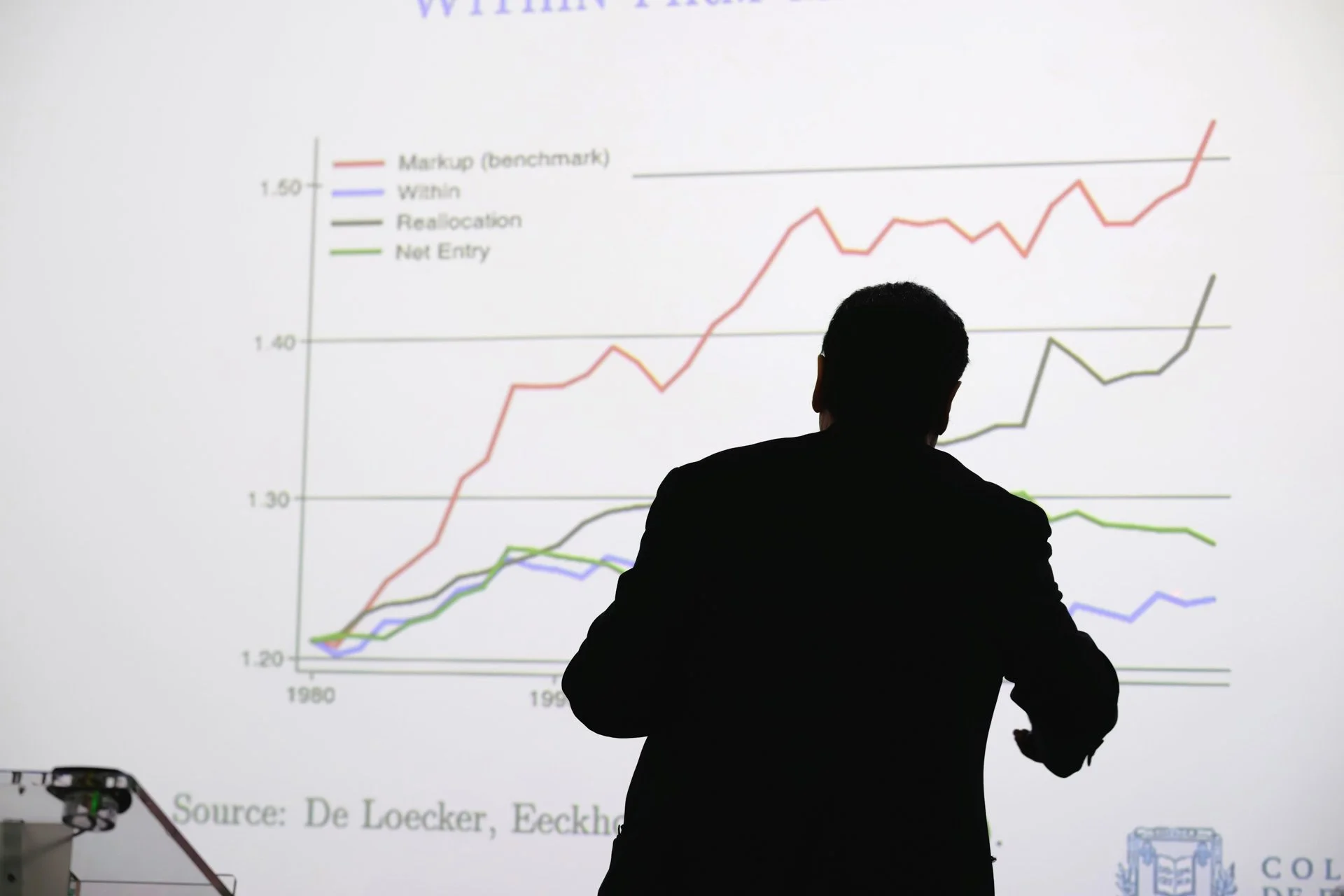 Présentation de slides sur écran lors d’une conférence corporate