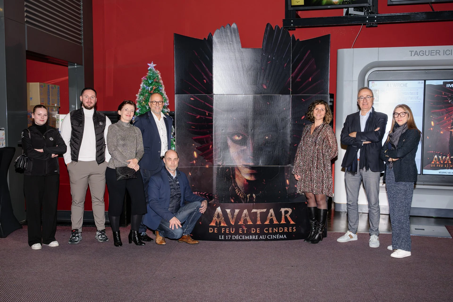 Photo de groupe des partenaires Legal2digital devant l’affiche du film Avatar au cinéma Pathé Chavant à Grenoble
