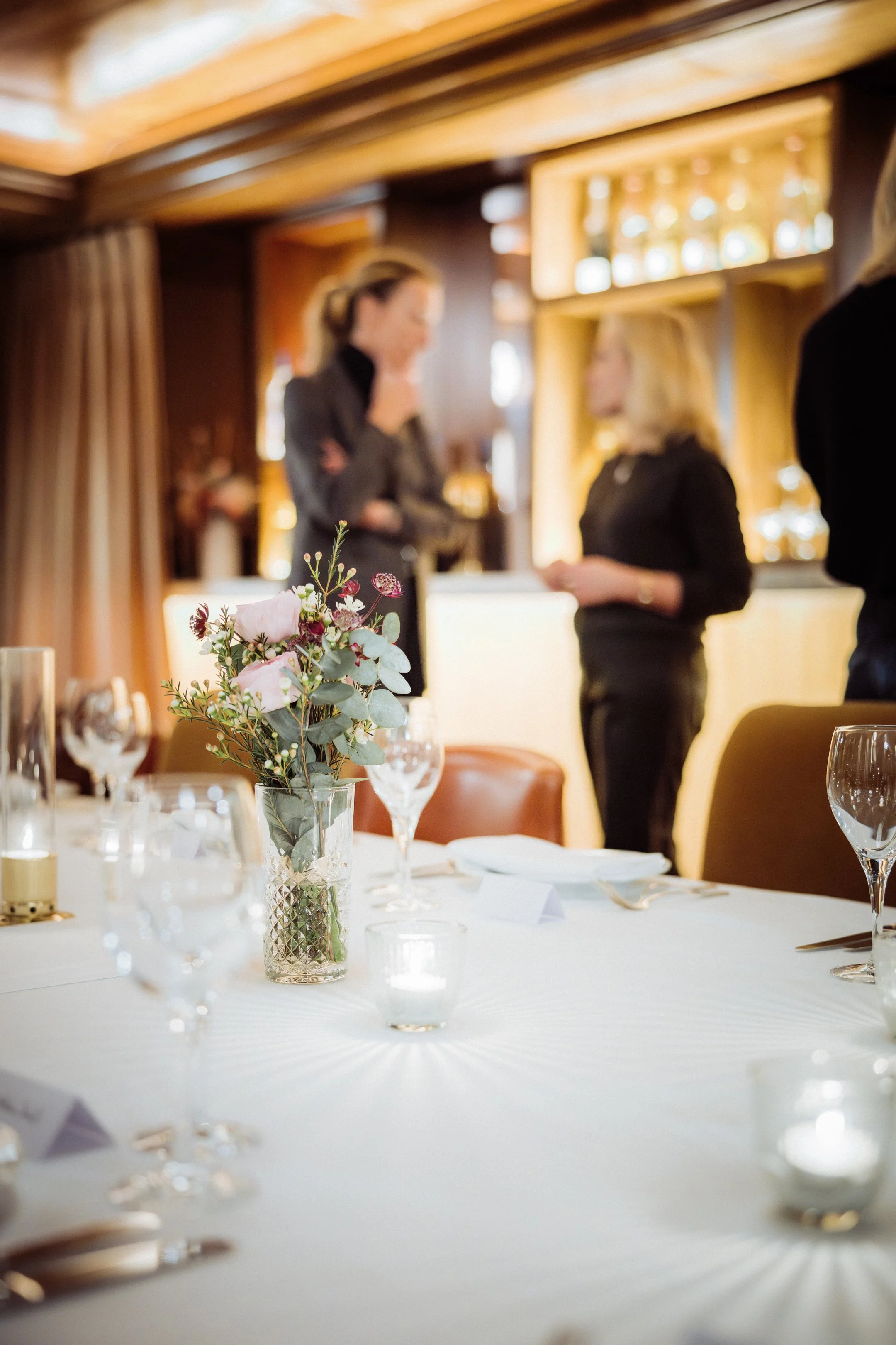 Ambiance cocktail et échanges entre invités lors d’une soirée d’entreprise